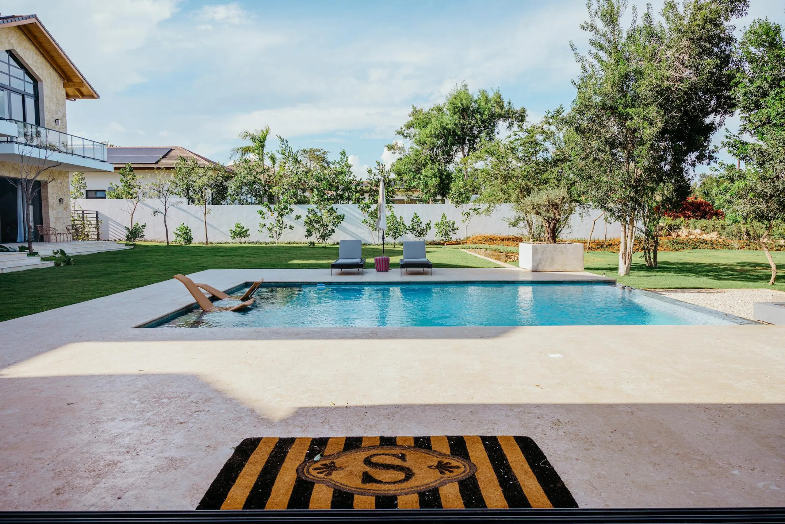 Eclectic Villa with Refreshing Breeze — photograph 3
