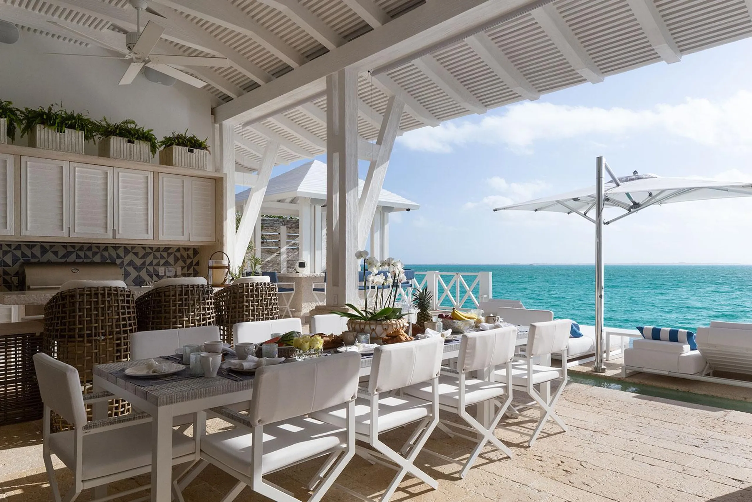 Stunning Contemporary Luxury Beach Front Estate with Infinity Pool — photograph 5