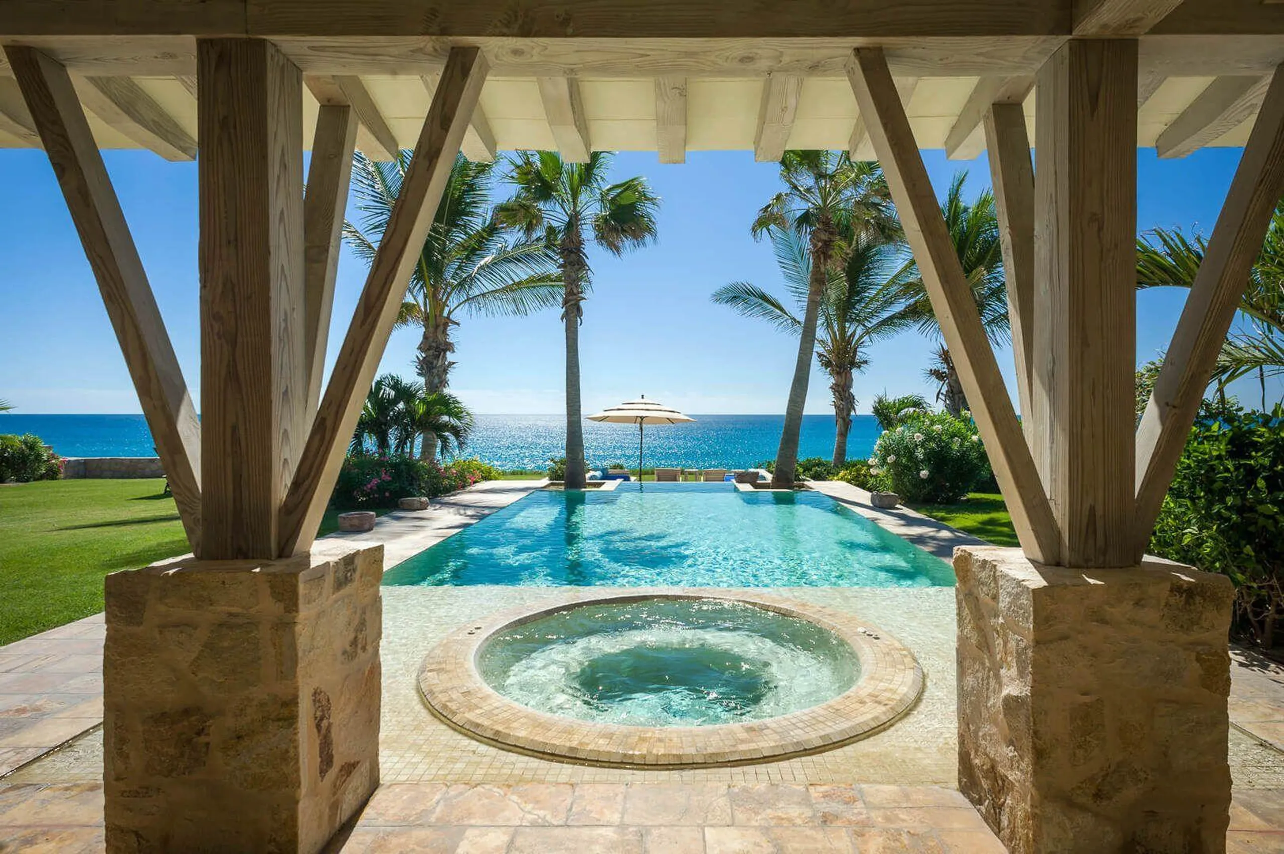Colonial Style Architectural  Estate with Infinity Pool, Hot Tub and Lush Ocean Views — photograph 3