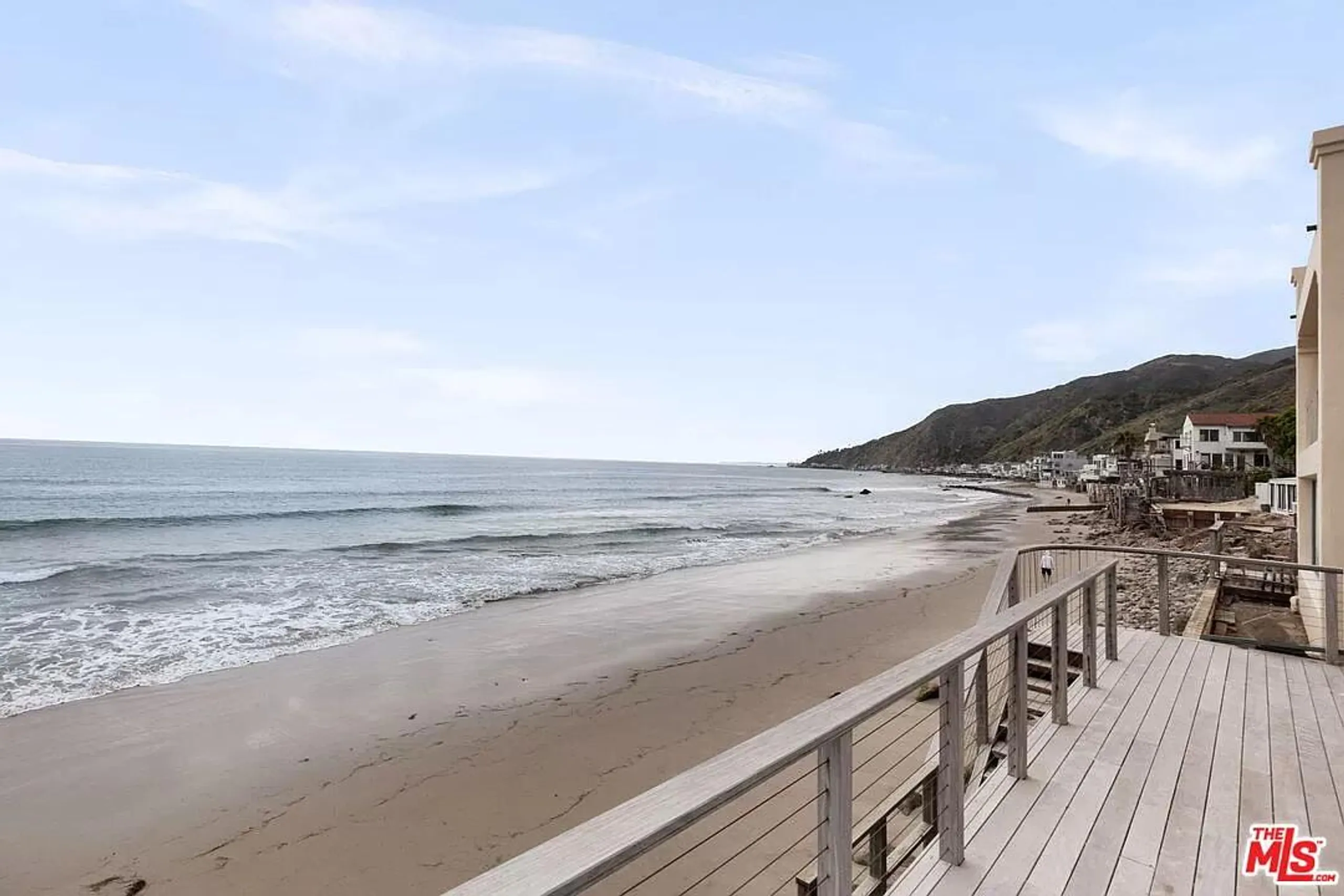 Lavish Malibu Villa with Walks to Beach — photograph 11