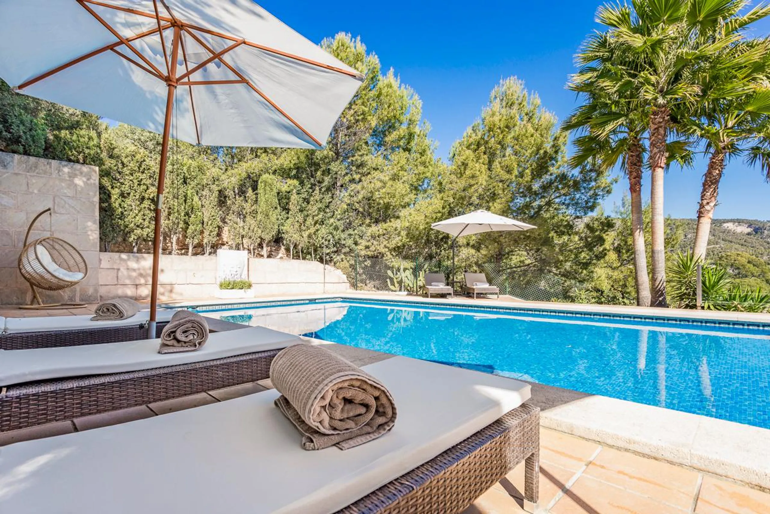 Sumptuous Hillside Villa 5 Bedroom Villa with Private Pool, and Bay Views — photograph 2