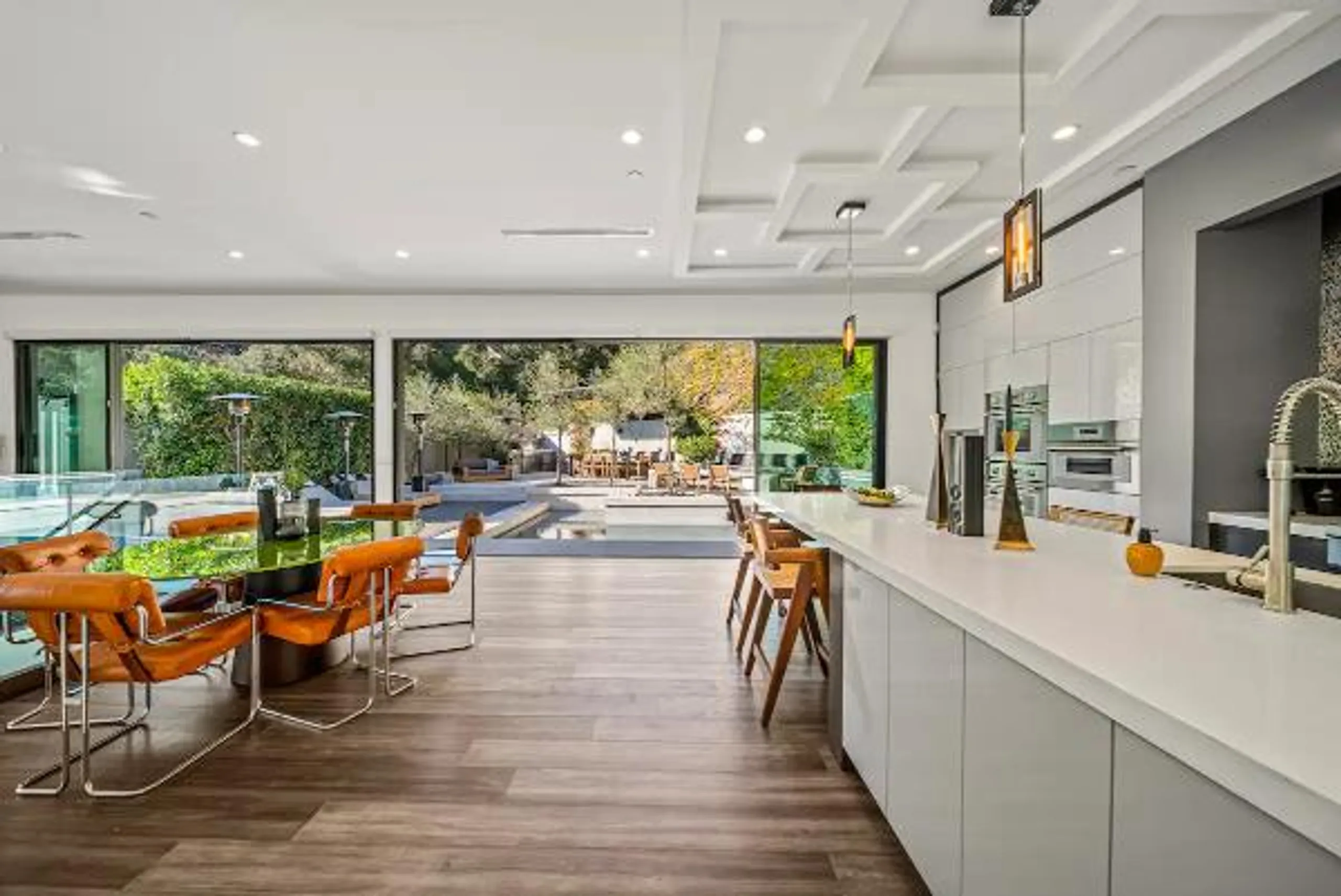 Grandiose Estate with Private Pool and Indoor-Outdoor Living — photograph 6