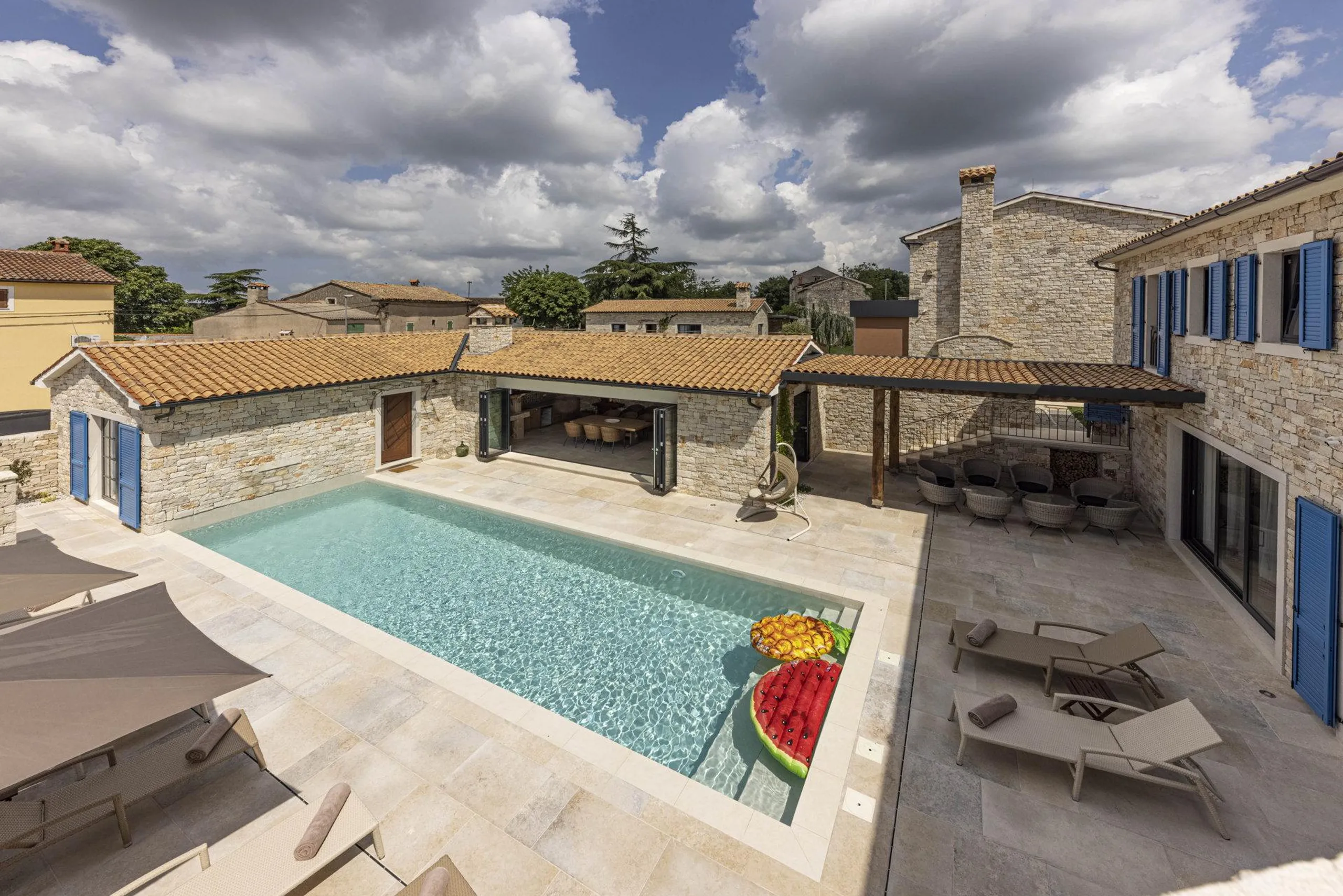 Indulgent Villa with Pool and Picturesque Landscape — photograph 8