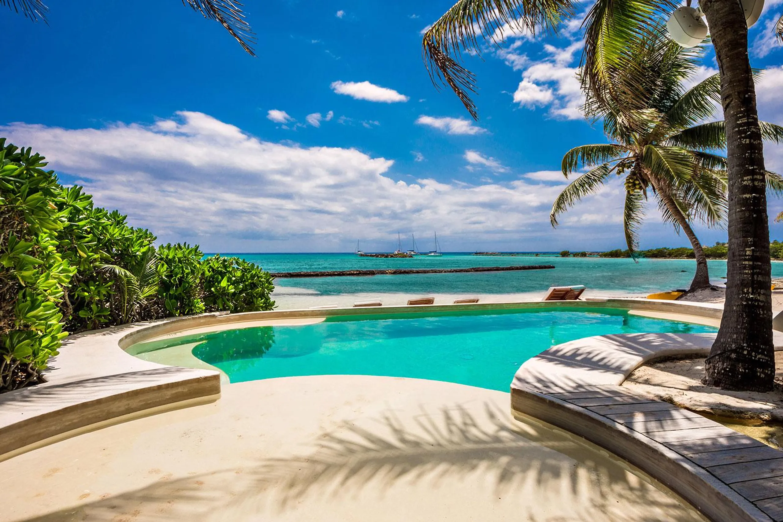 Secluded Serenity Retreat With Beachfront and Pool Villa — photograph 4