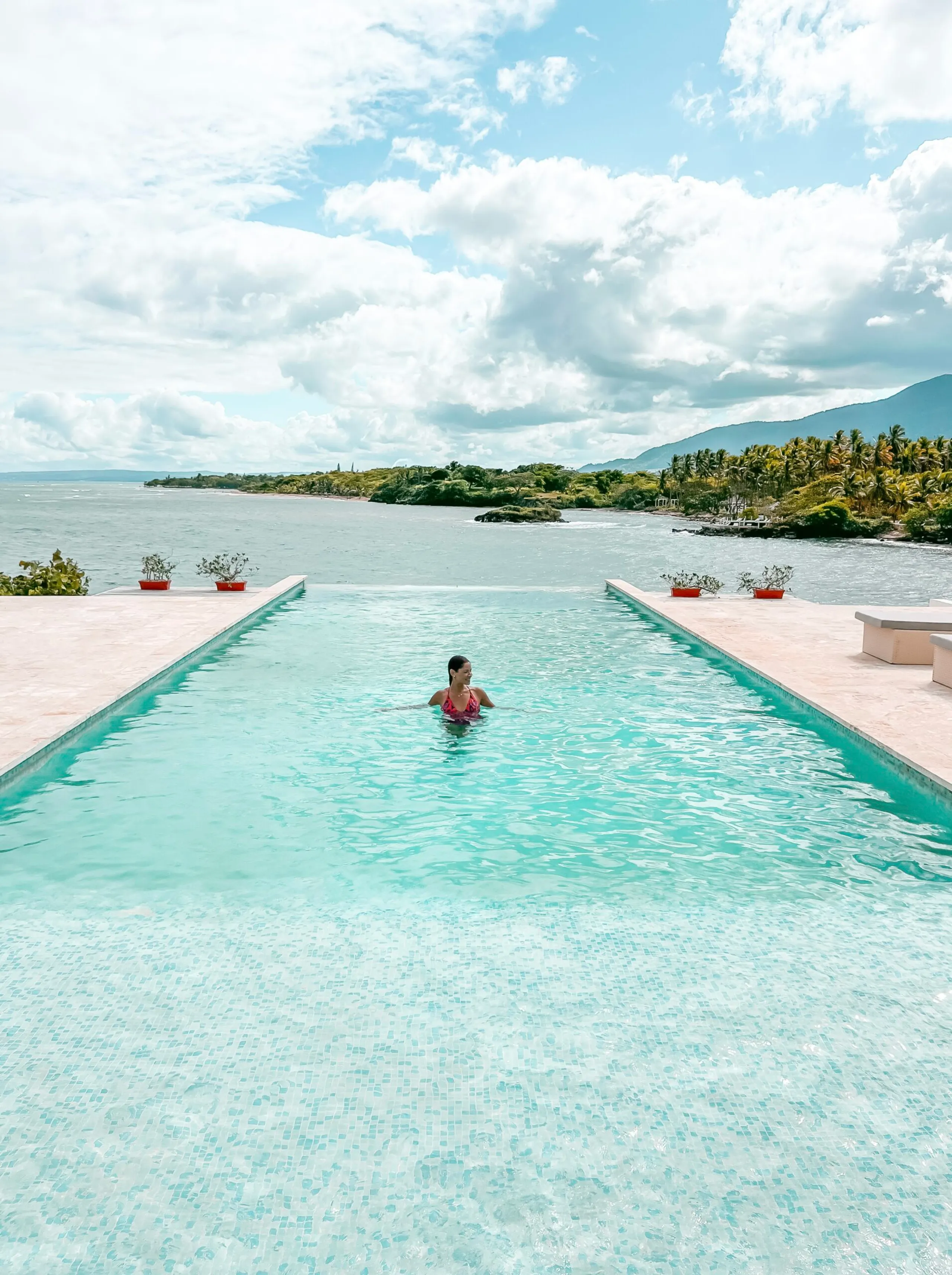 Luminous Beachfront Getaway with Infinity Pool, Jacuzzi and Spectacular Sunset Views — photograph 5