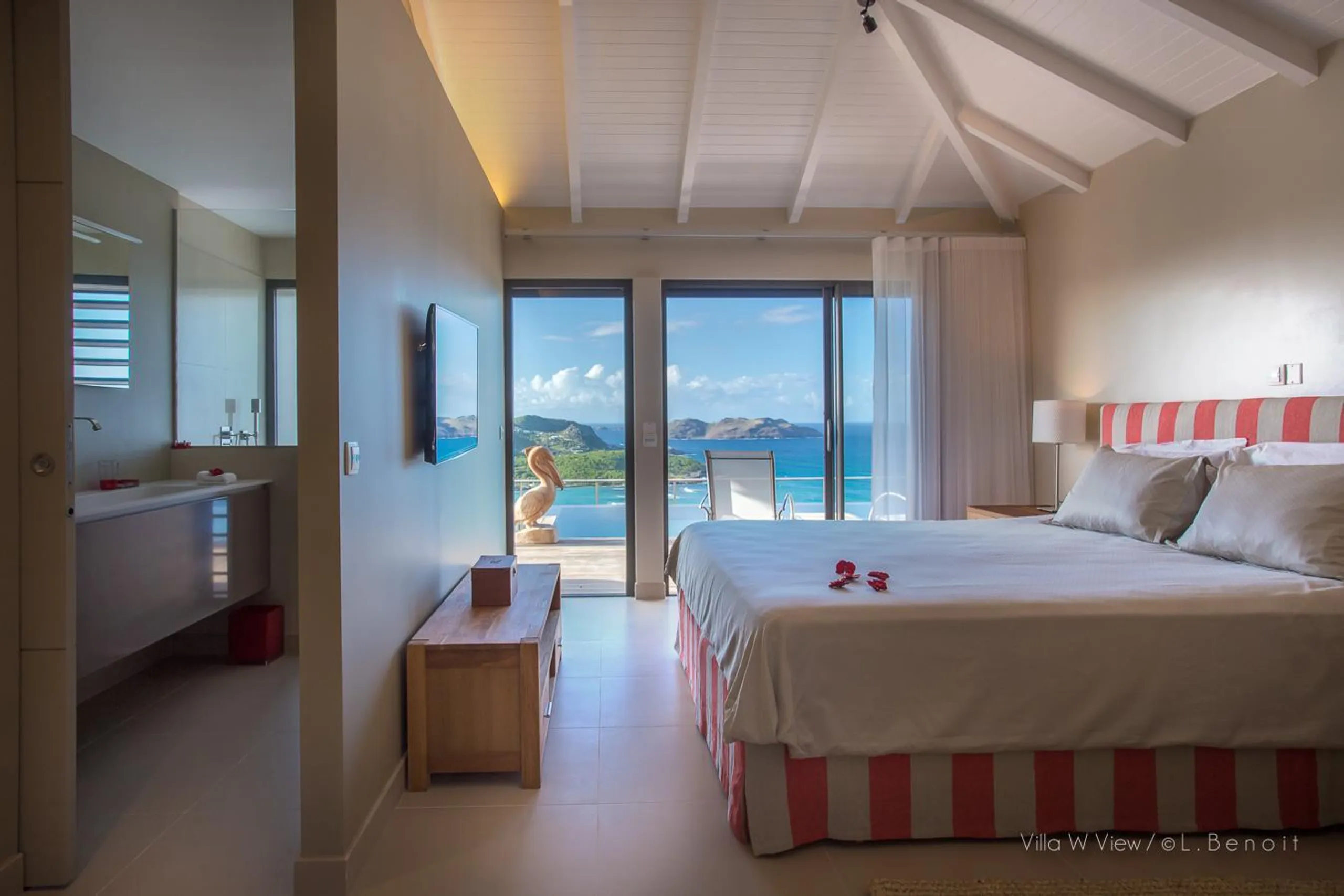 Breathtaking Oceanside Villa with Private Pool and Fitness Room — photograph 11