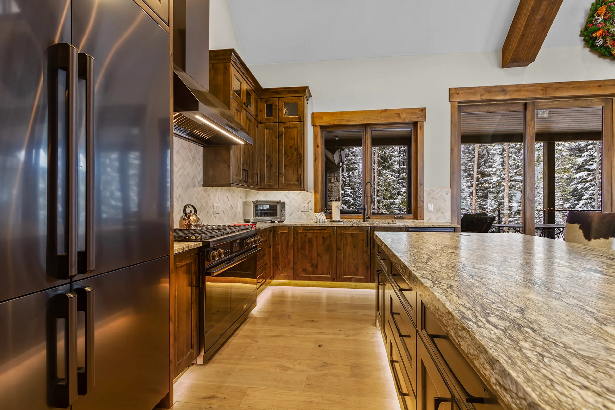 Ultimate Ski-Inspired Villa with Hot Tub, Mountain Views, and Near Ski Slopes — photograph 9