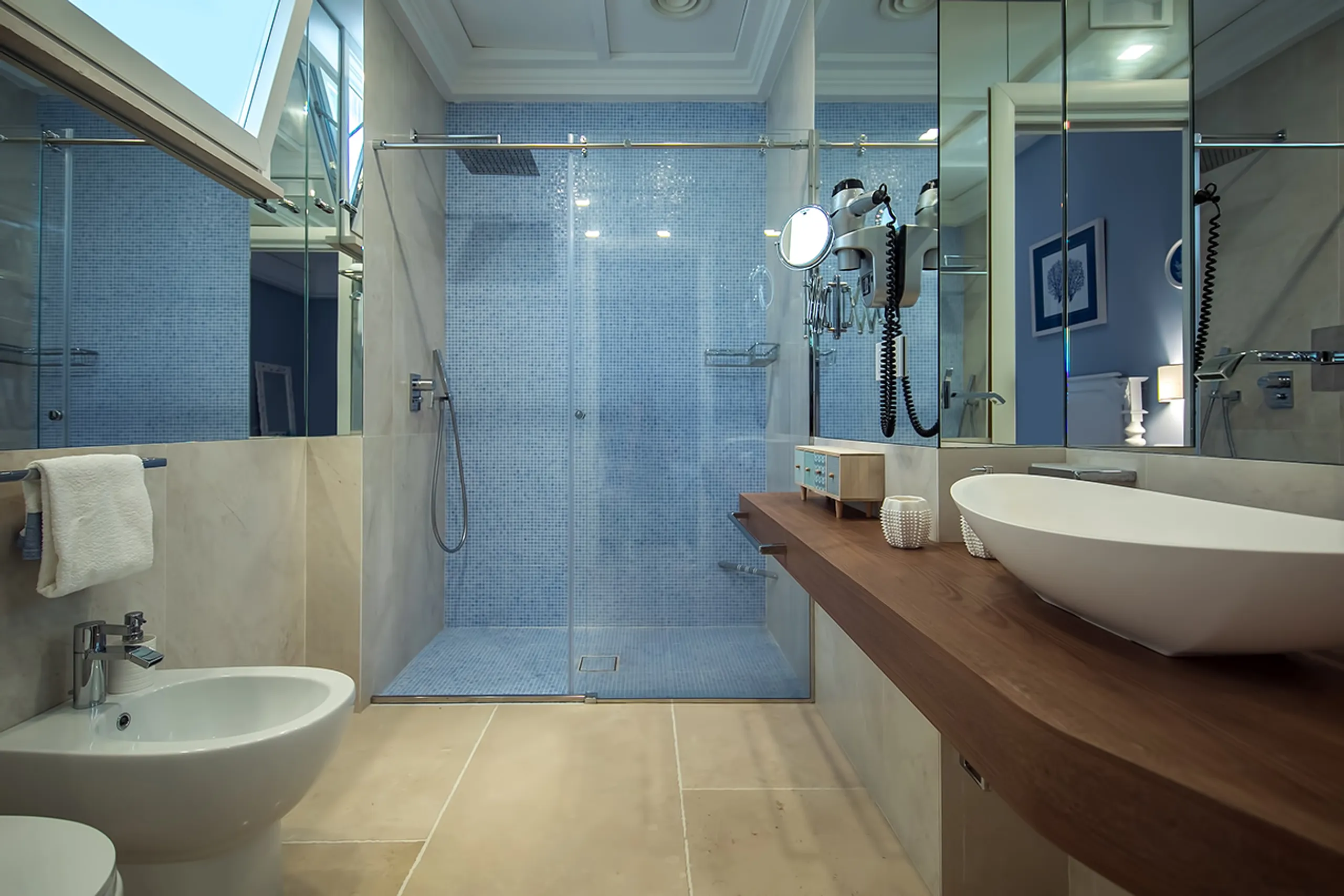 Majestic Seafront Sanctuary with Infinity Pool and Private Beach Access — photograph 12