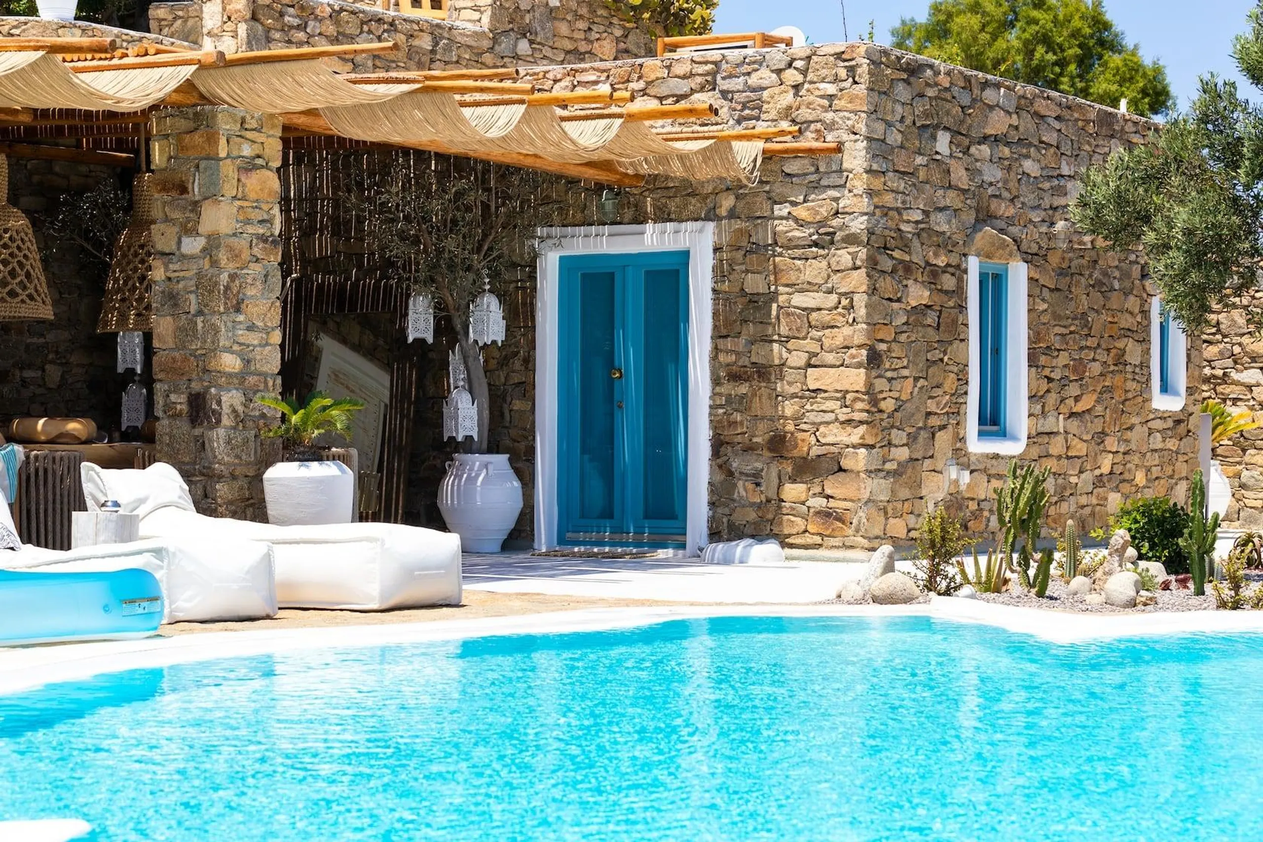 Decorative Beachfront Villa in Mykonos with Infinity Pool — photograph 4