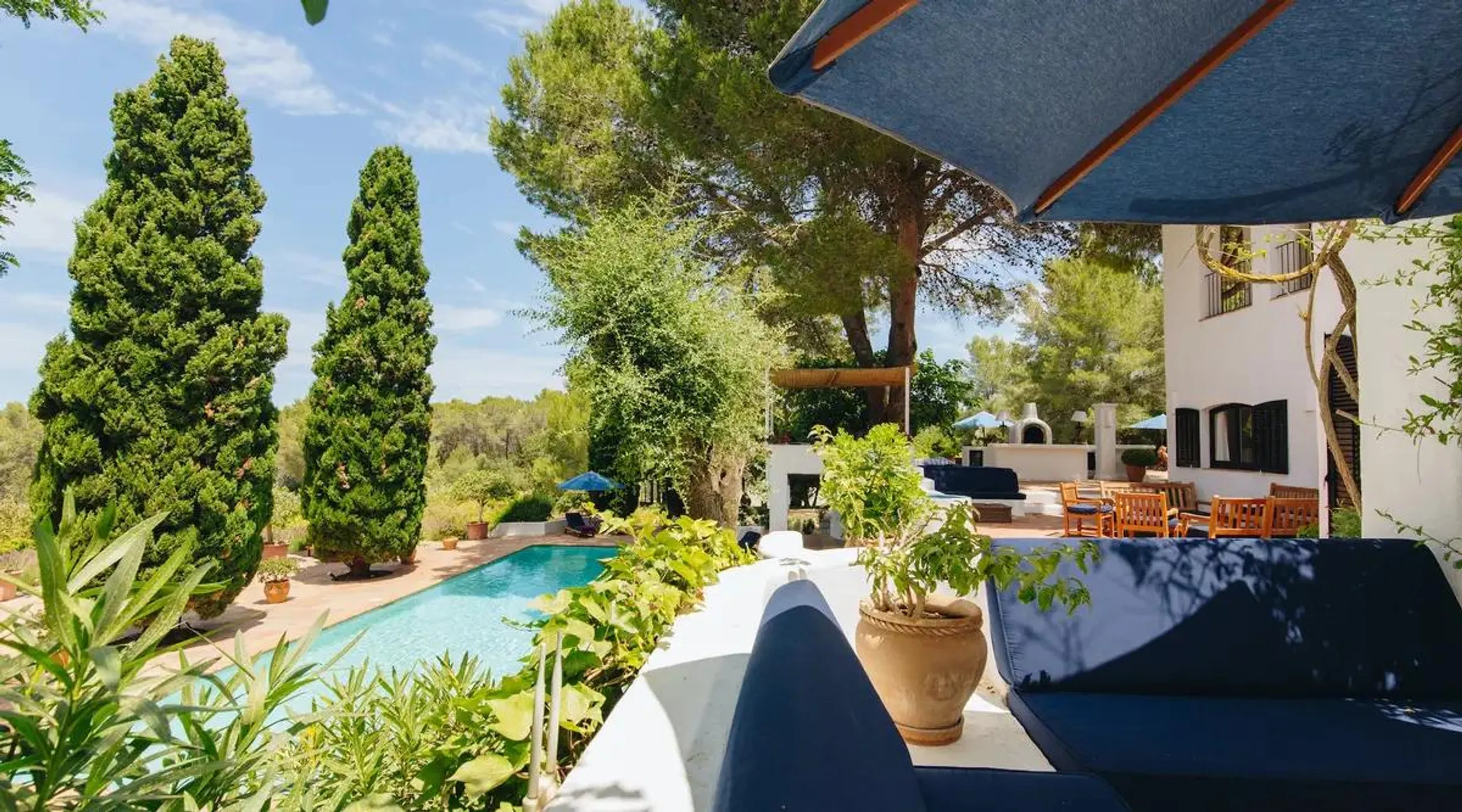 Idyllic Ibiza Retreat with Invigorating Pool and Dining Al-Fresco — photograph 2