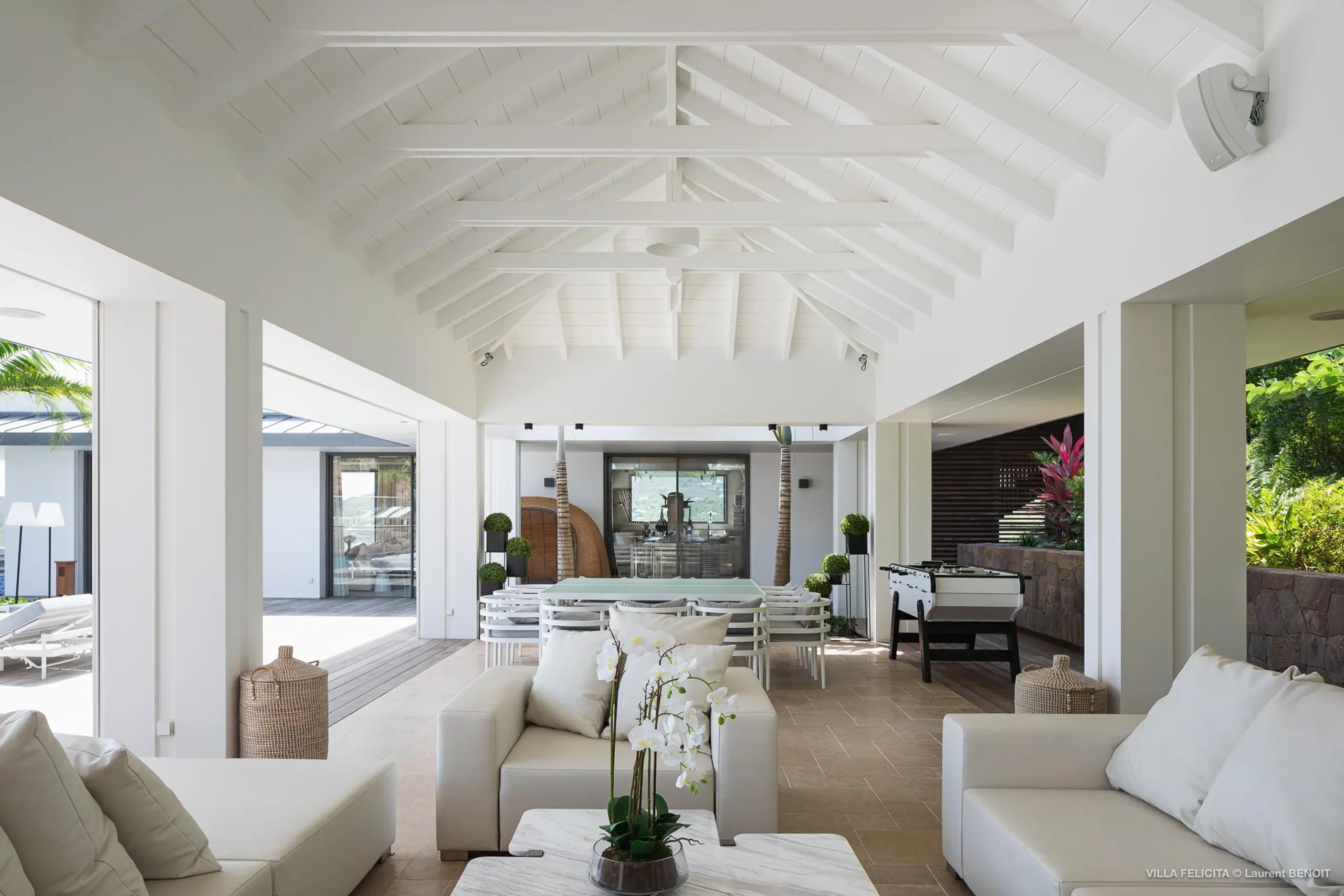 Opulent Paradise Villa with Infinity Pool, Fitness Room and Movie Theater — photograph 9