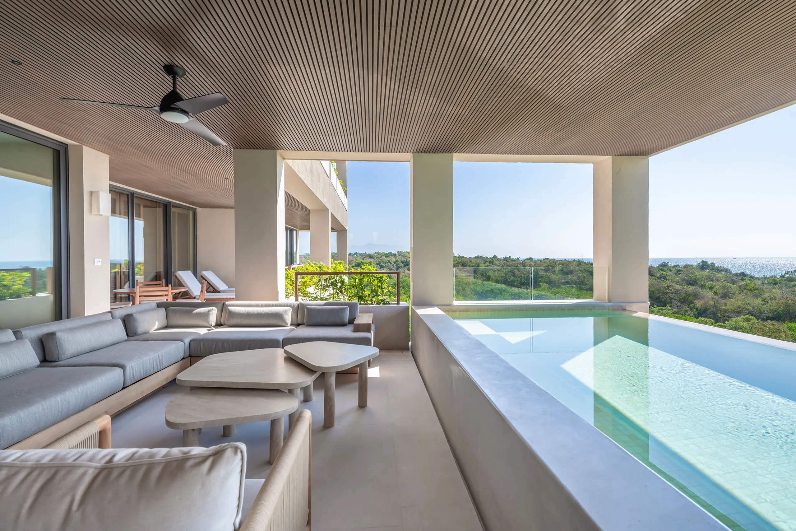 Opulent 4 Bedroom Condo with Infinity Pool and Ocean Views — photograph 4