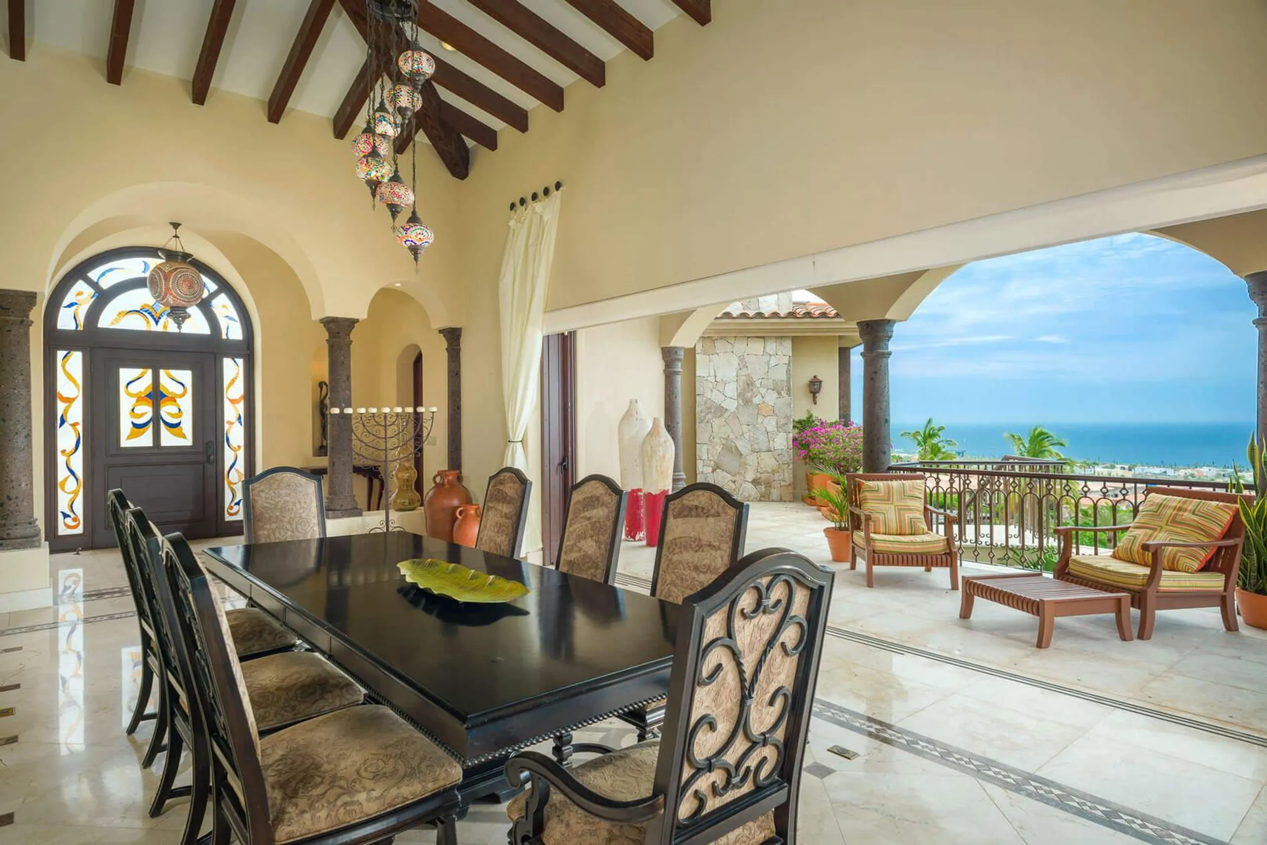 Exhilarating Hillside Villa with Infinity Pool and Panoramic City Views in Cabo San Lucas — photograph 6