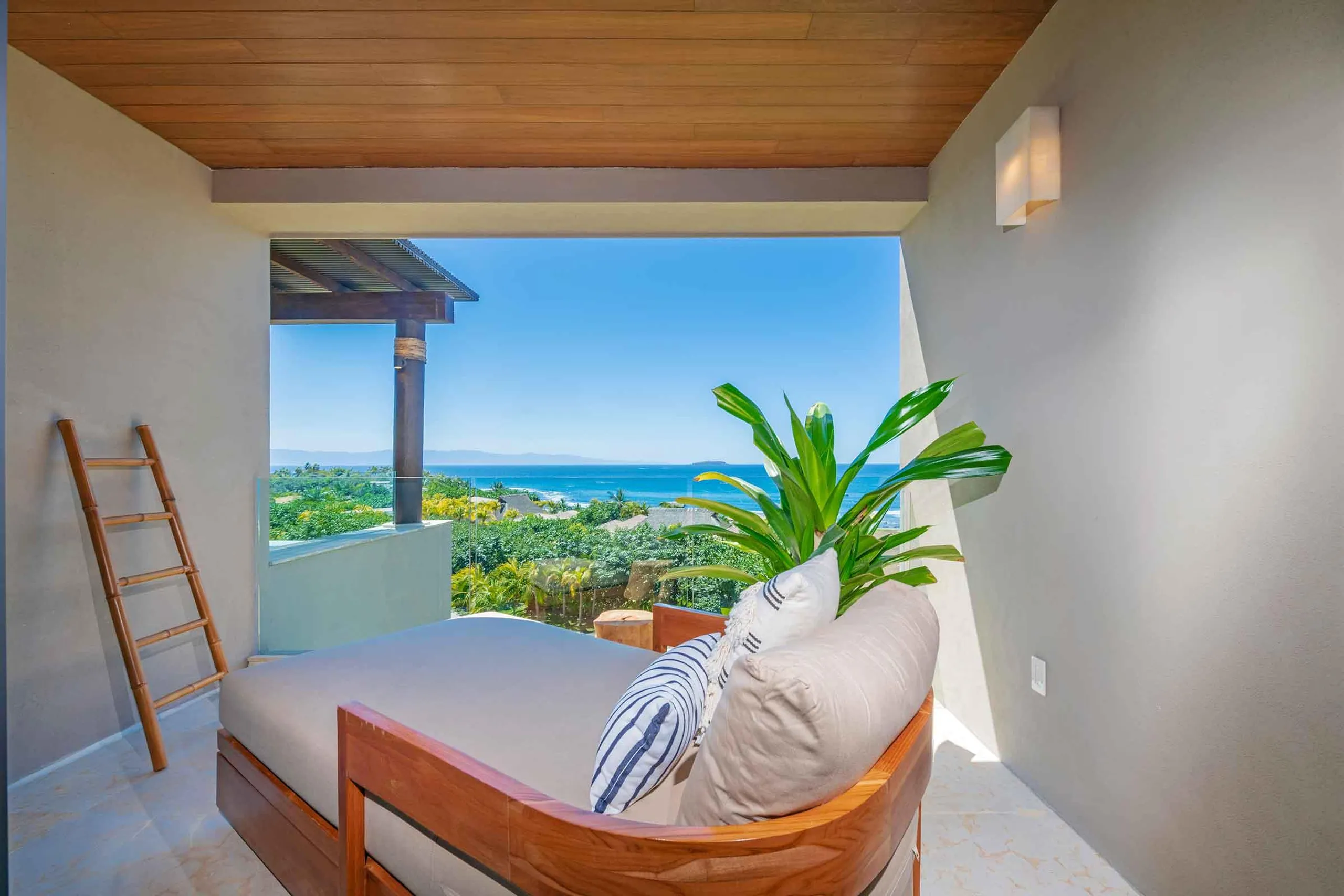 Luxury Villa with Panoramic Ocean and Island Views — photograph 2