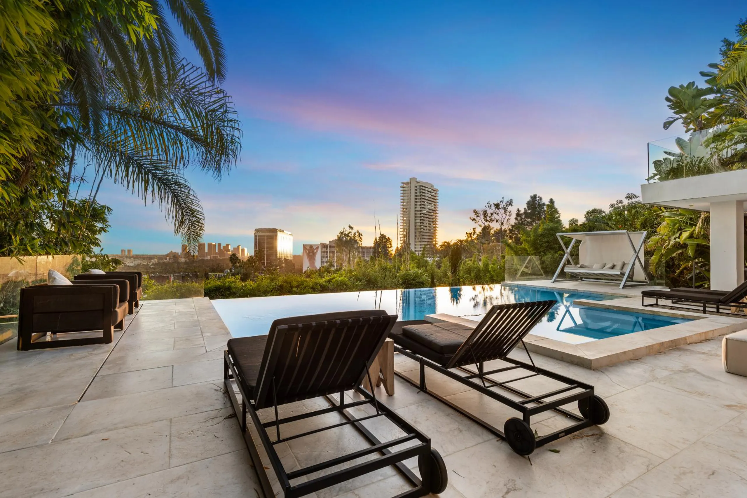 Contemporary Architectural Modern Estate with Infinity Pool and City Views — photograph 3