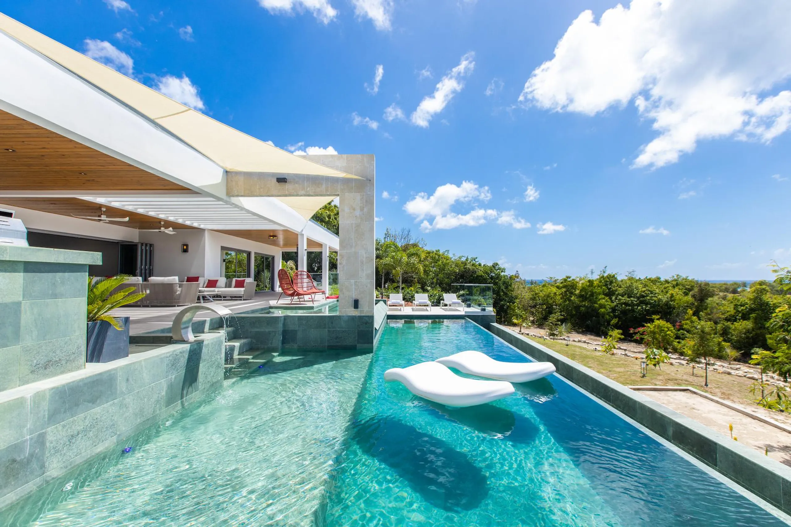 Impeccably Designed Villa with Private Pool, Immersive Living Space, and Stunning Views — photograph 4