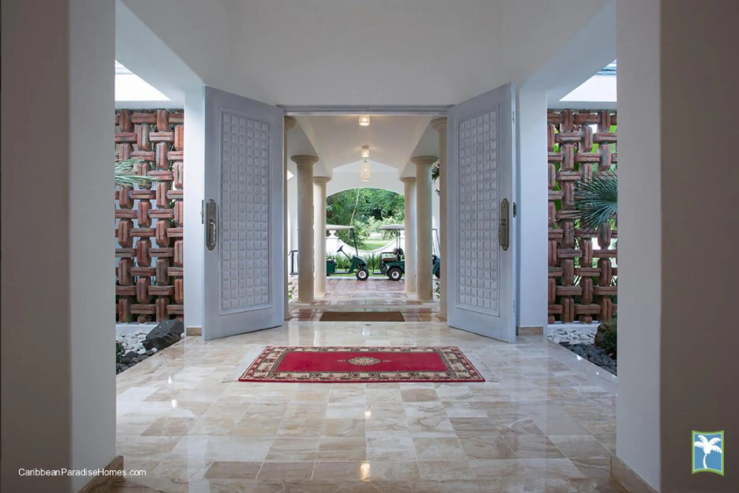 Majestic Oceanfront Villa with Private Pool and Fitness Room — photograph 7