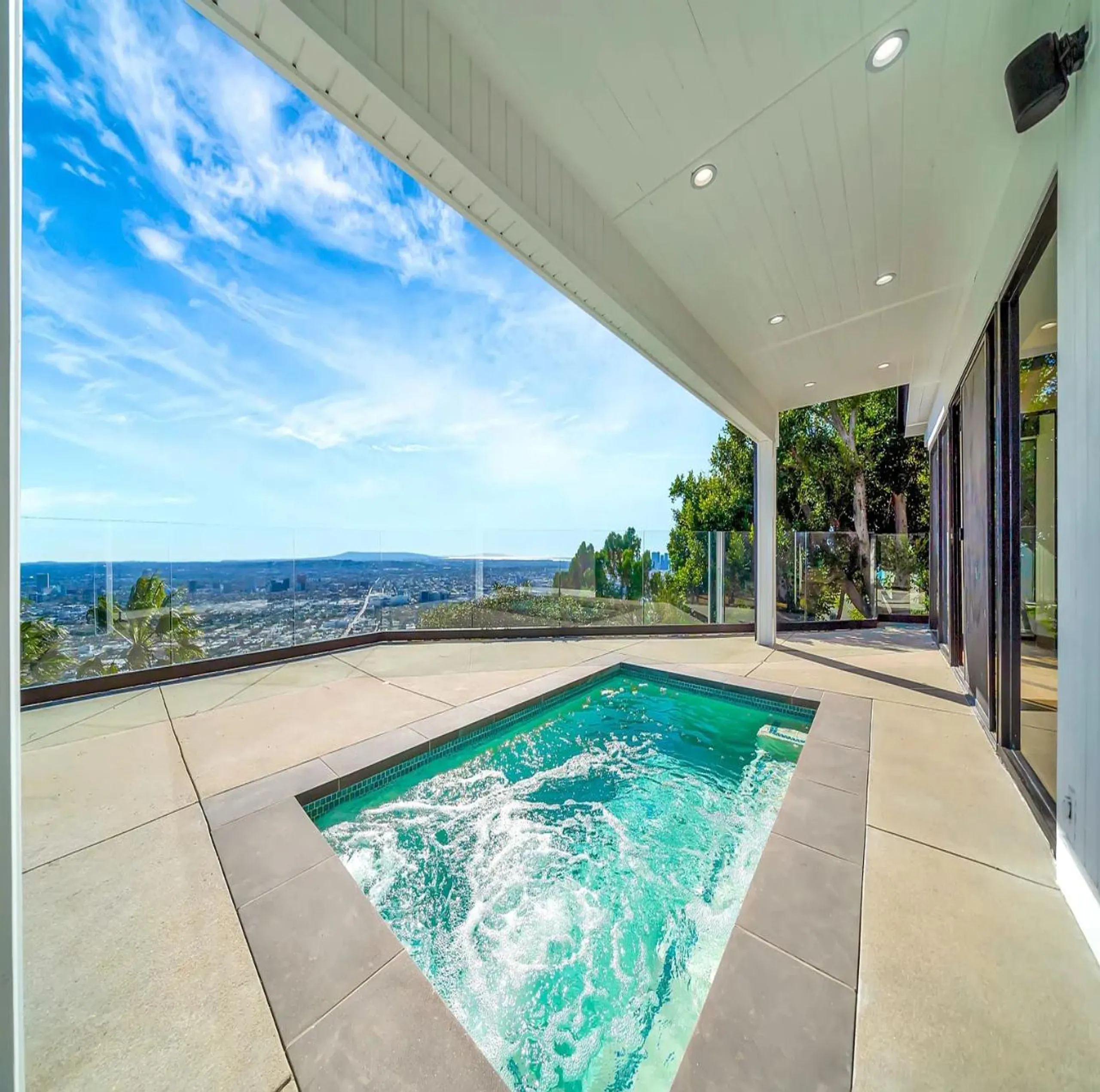 Tranquil Modern Villa Above Sunset Strip with Guest House & Breathtaking Ocean Views — photograph 3