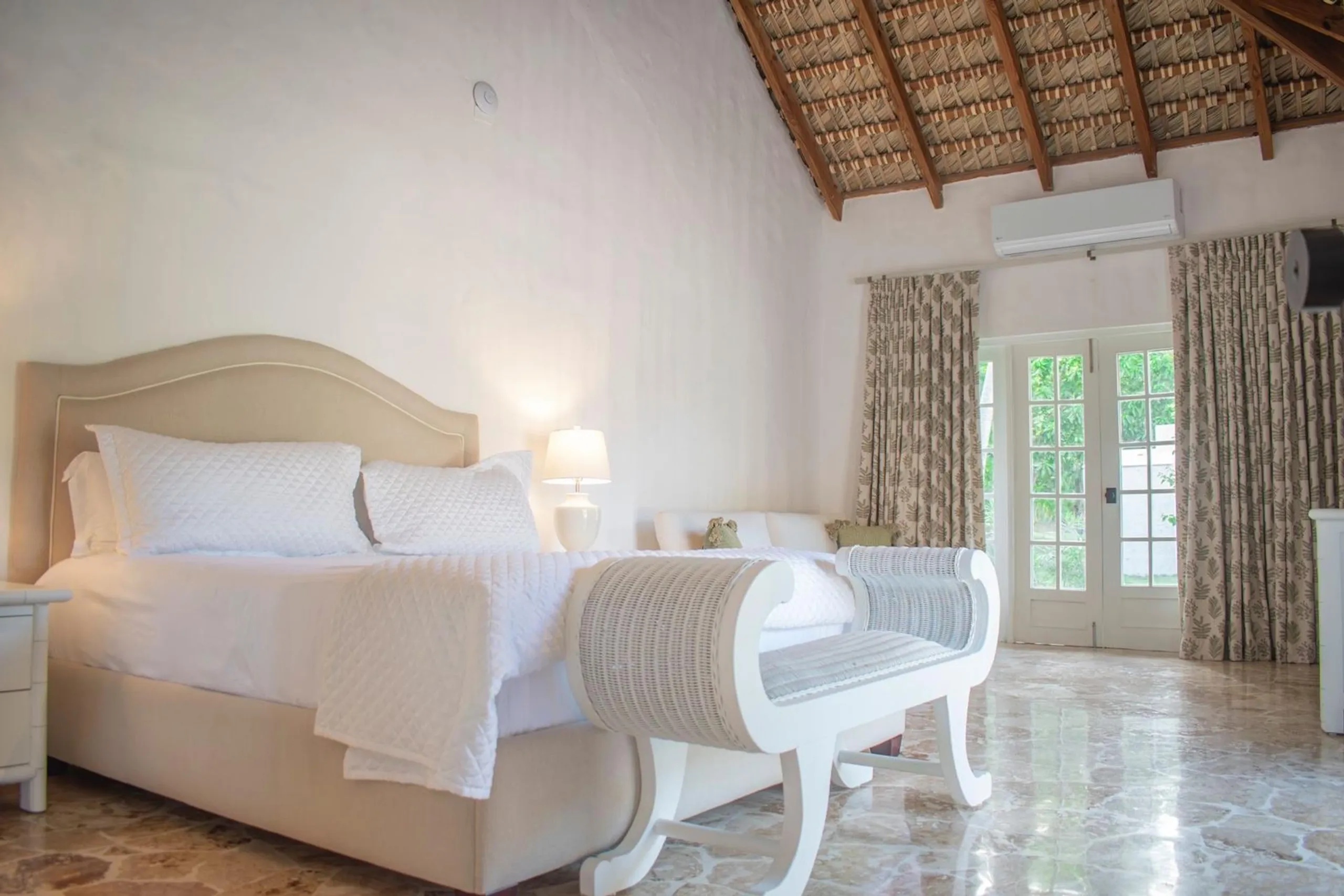 Serene Newly Renovated Villa with Private Pool and Minitas Beach Nearby — photograph 9