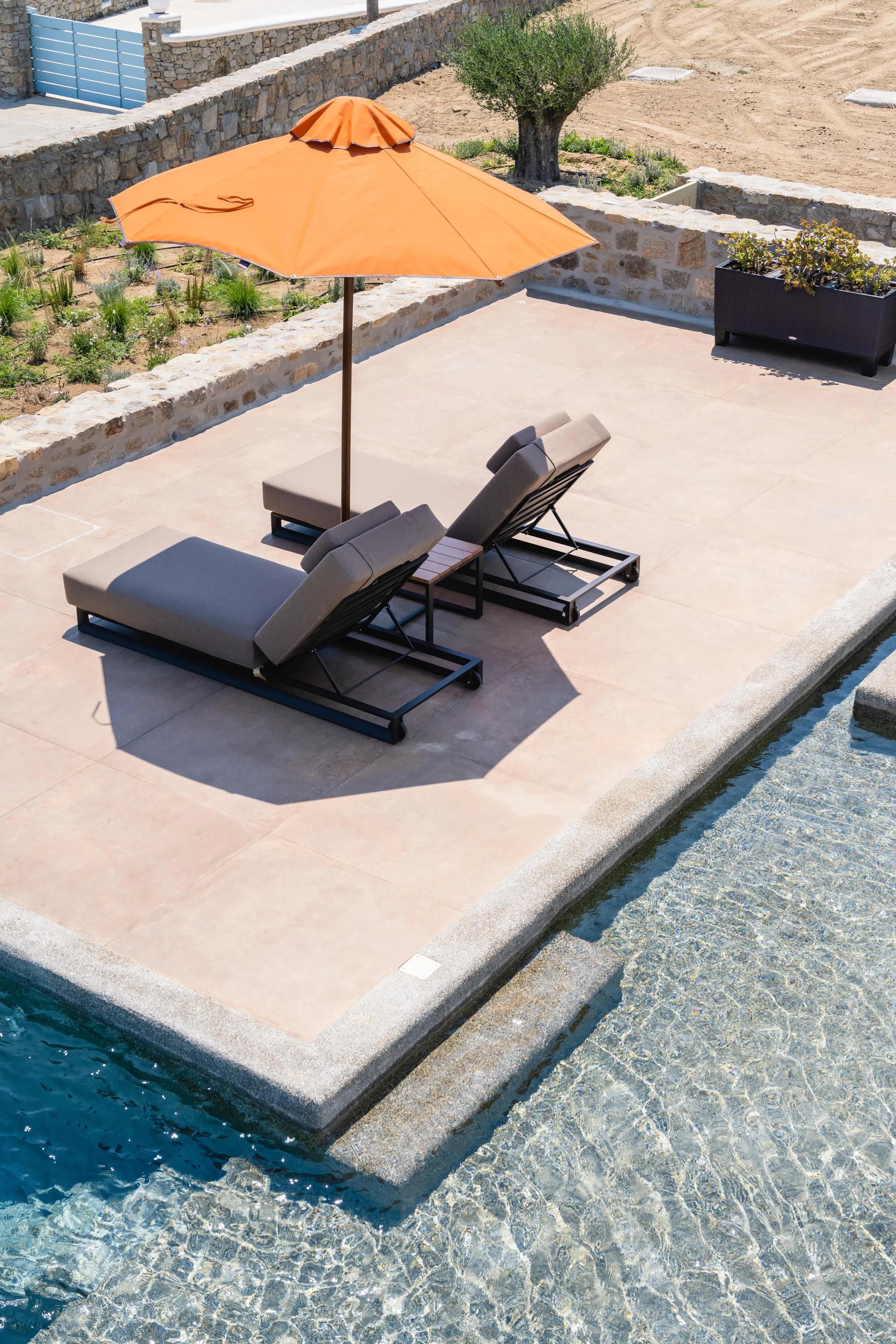 Spacious and Luxuriously Furnished Villa in Mykonos Offering Stunning Views of Aegean Sea — photograph 11