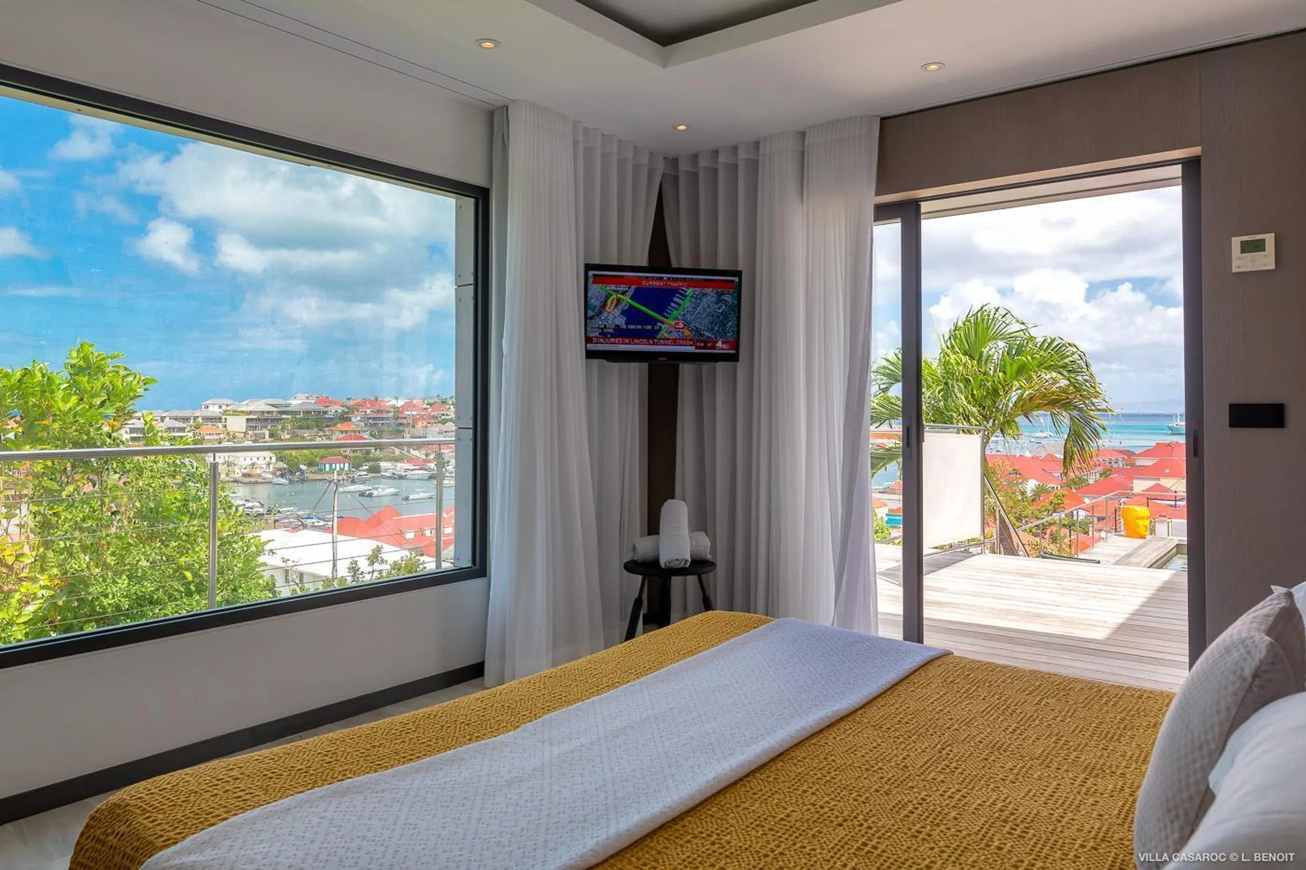 Distinguished Luxury Estate w/ Private Pool and Panoramic Ocean Views. — photograph 12