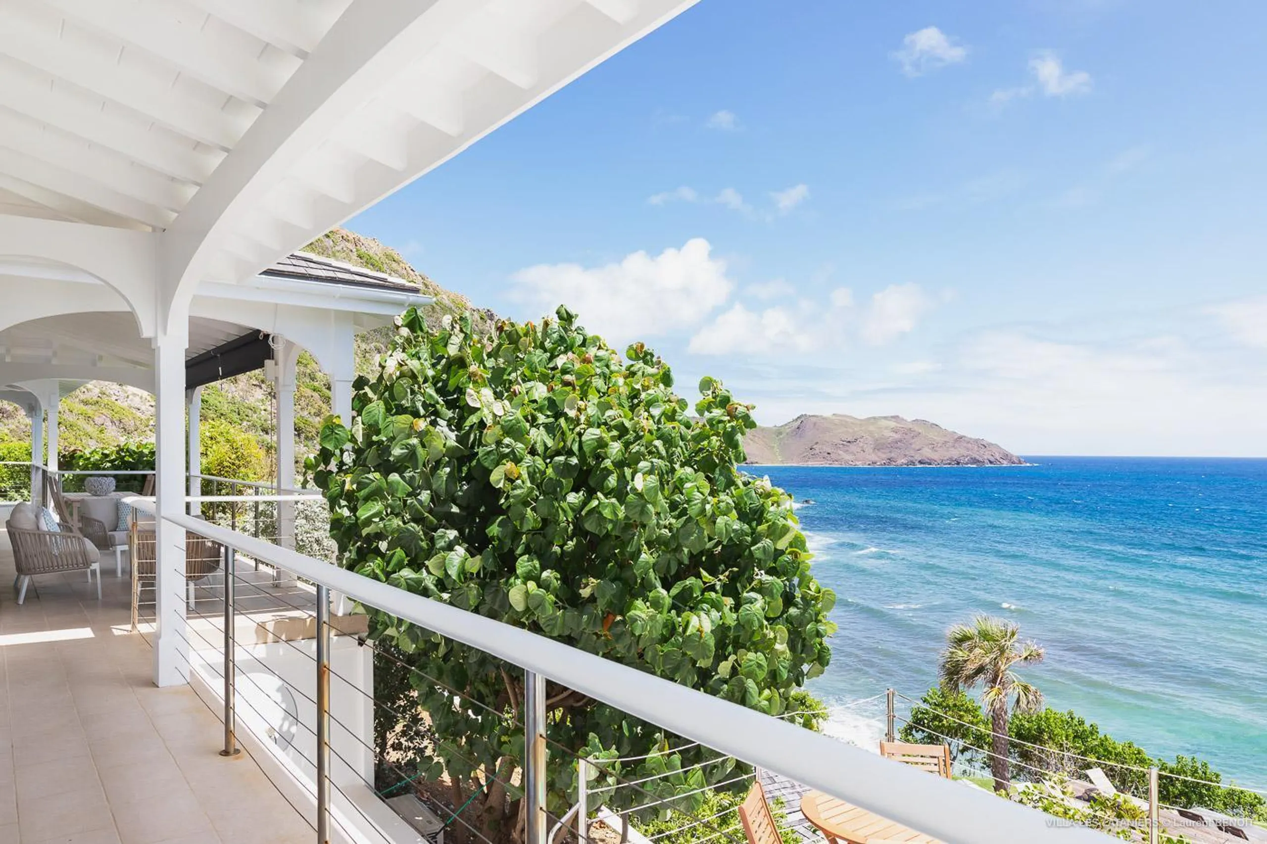 Opulent Oceanside Estate with Private Pool and Jacuzzi — photograph 3
