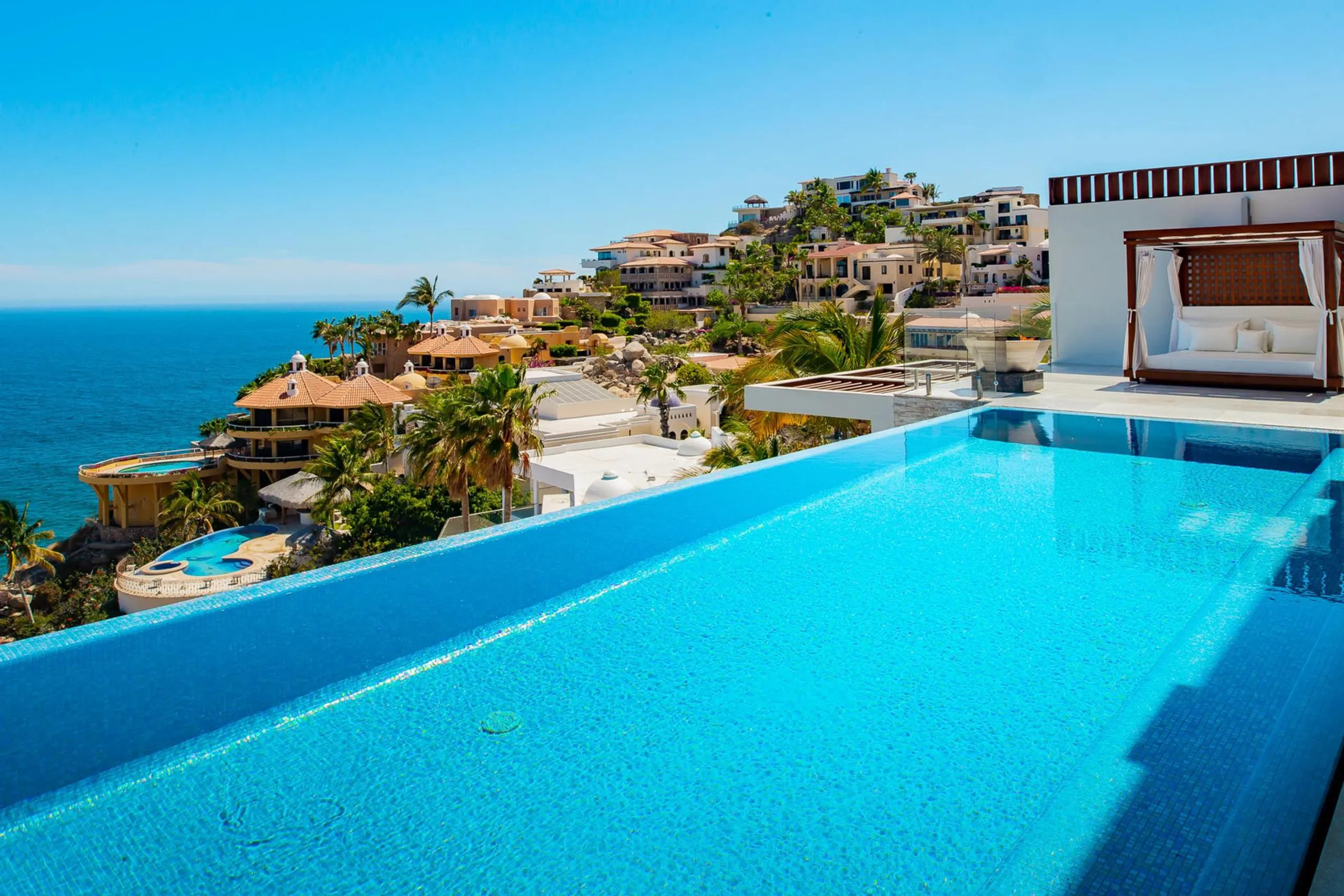 Contemporary Hillside Pedregal Estate with Infinity Pool and Ocean Views — photograph 2