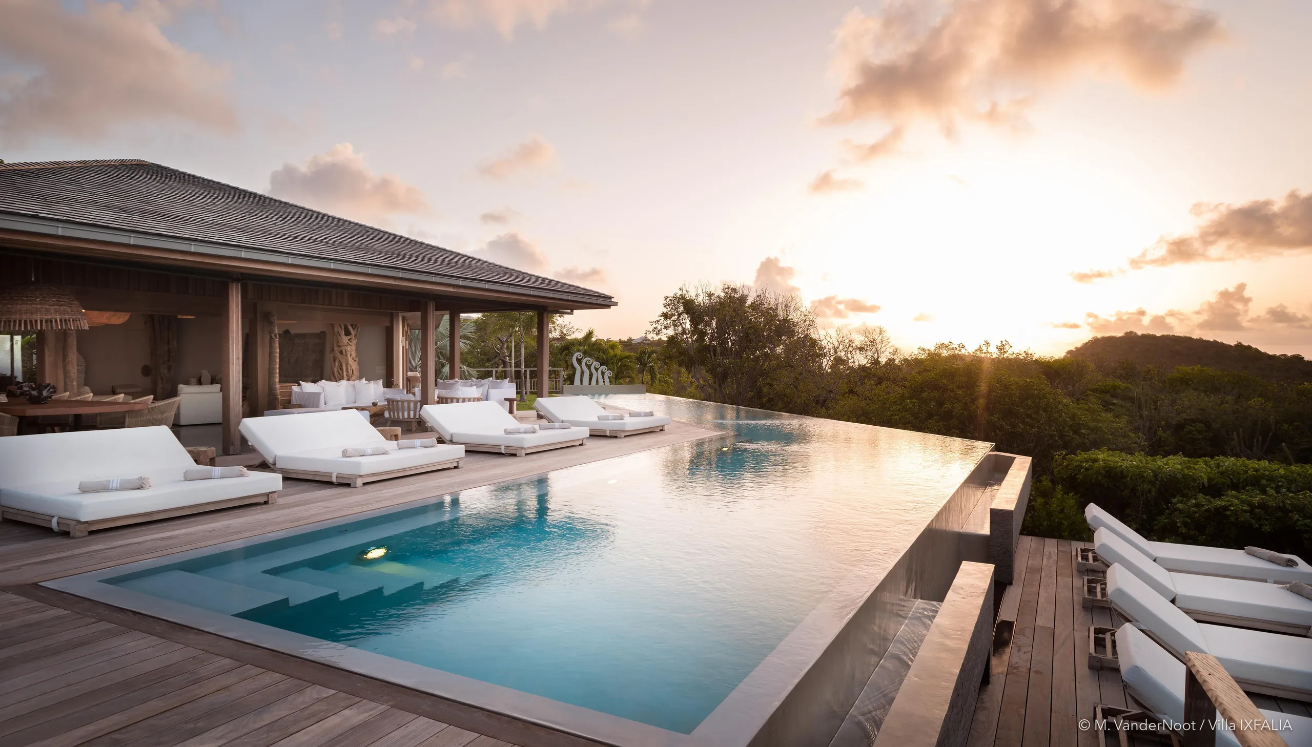Gleaming Tropical Paradise Villa with Private Pool and Fitness Center — photograph 7