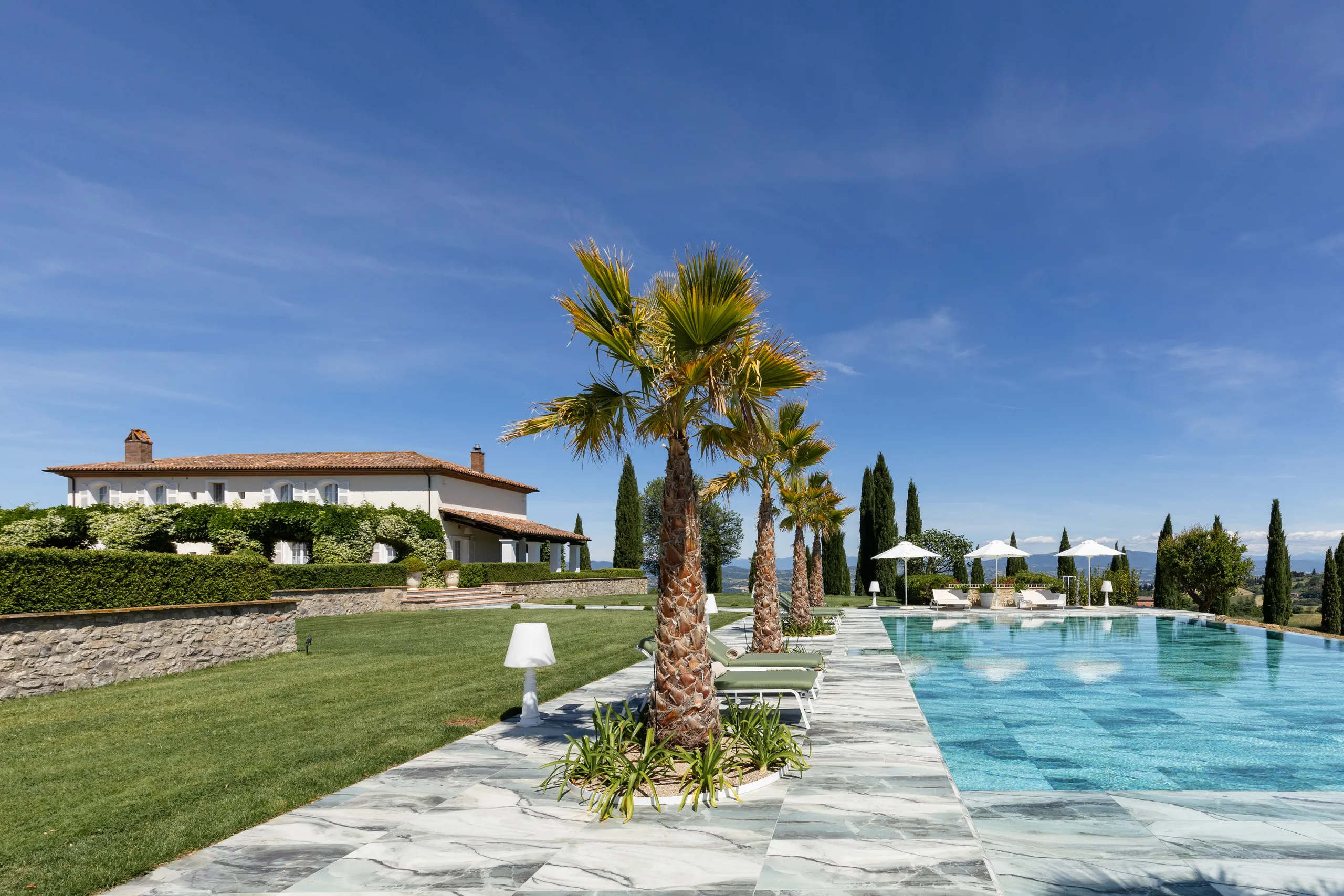 Luxurious Italian Getaway with 20-Meter Infinity Pool and 360 Views of Umbrian Hills — photograph 3
