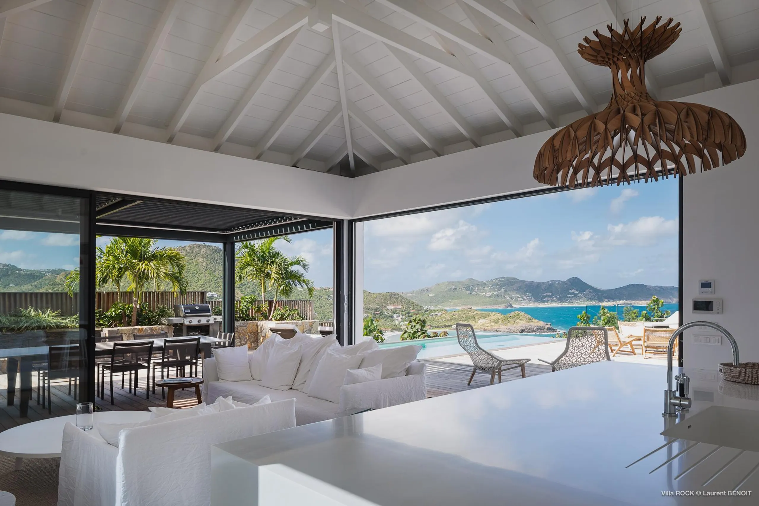 Majestic Camaruche Villa with Infinity Pool and Ocean Views — photograph 6