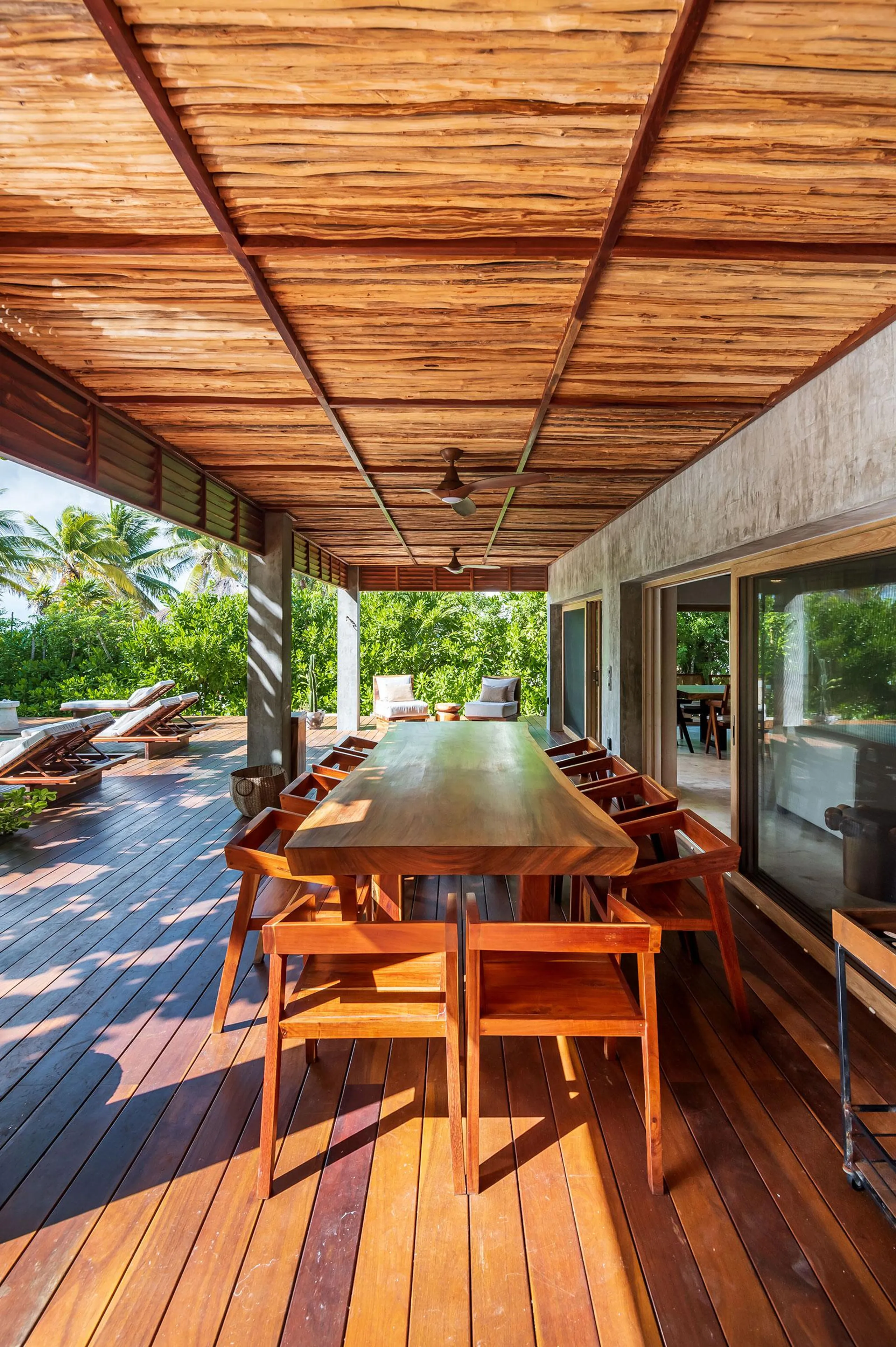A Majestic Retreat with Pool, Mountain Vistas, and Oceanfront Splendor VILLAWAY® — photograph 12