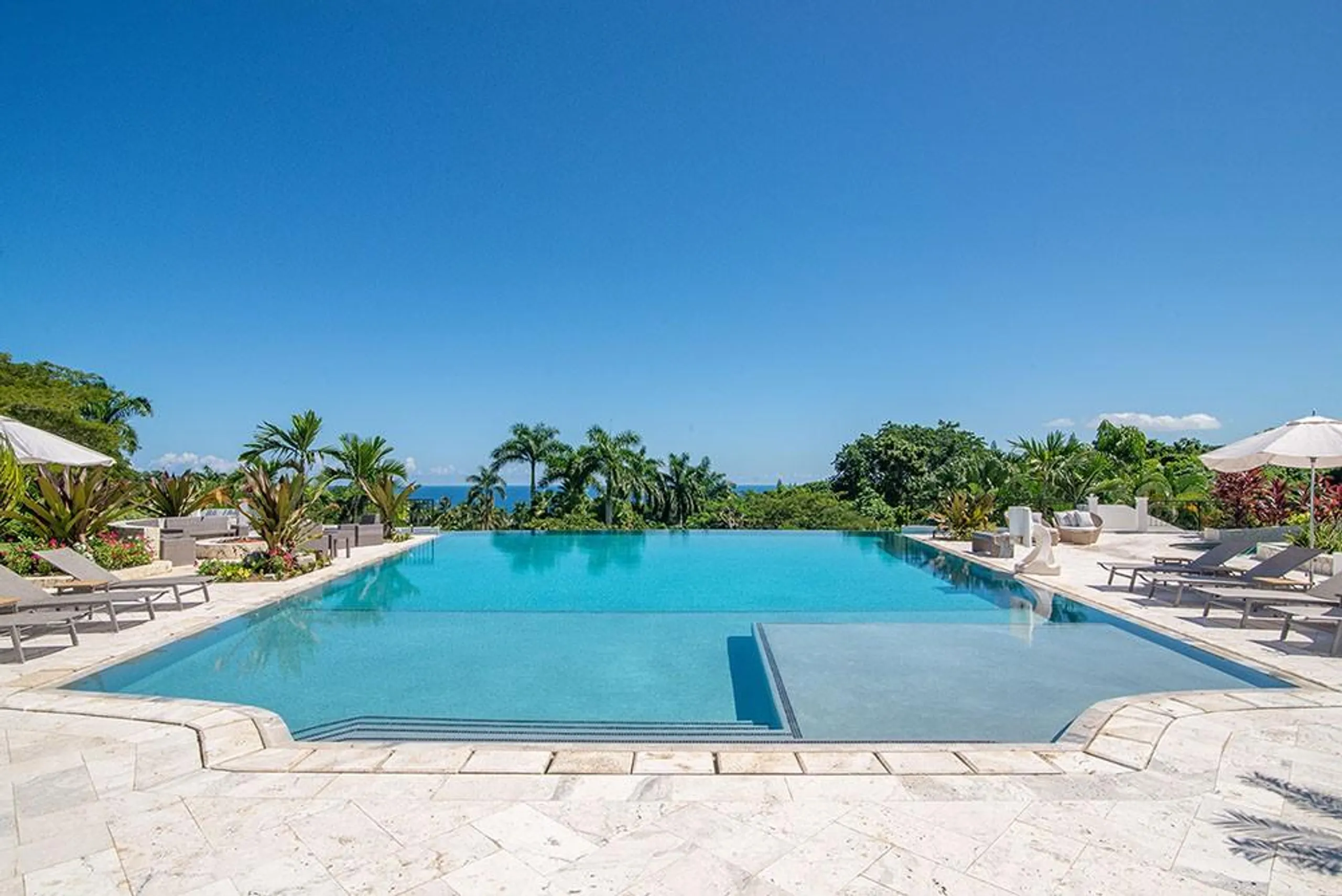 Stunning Sandy Bay Estate with Infinity Pool and Stunning Ocean Views — photograph 3