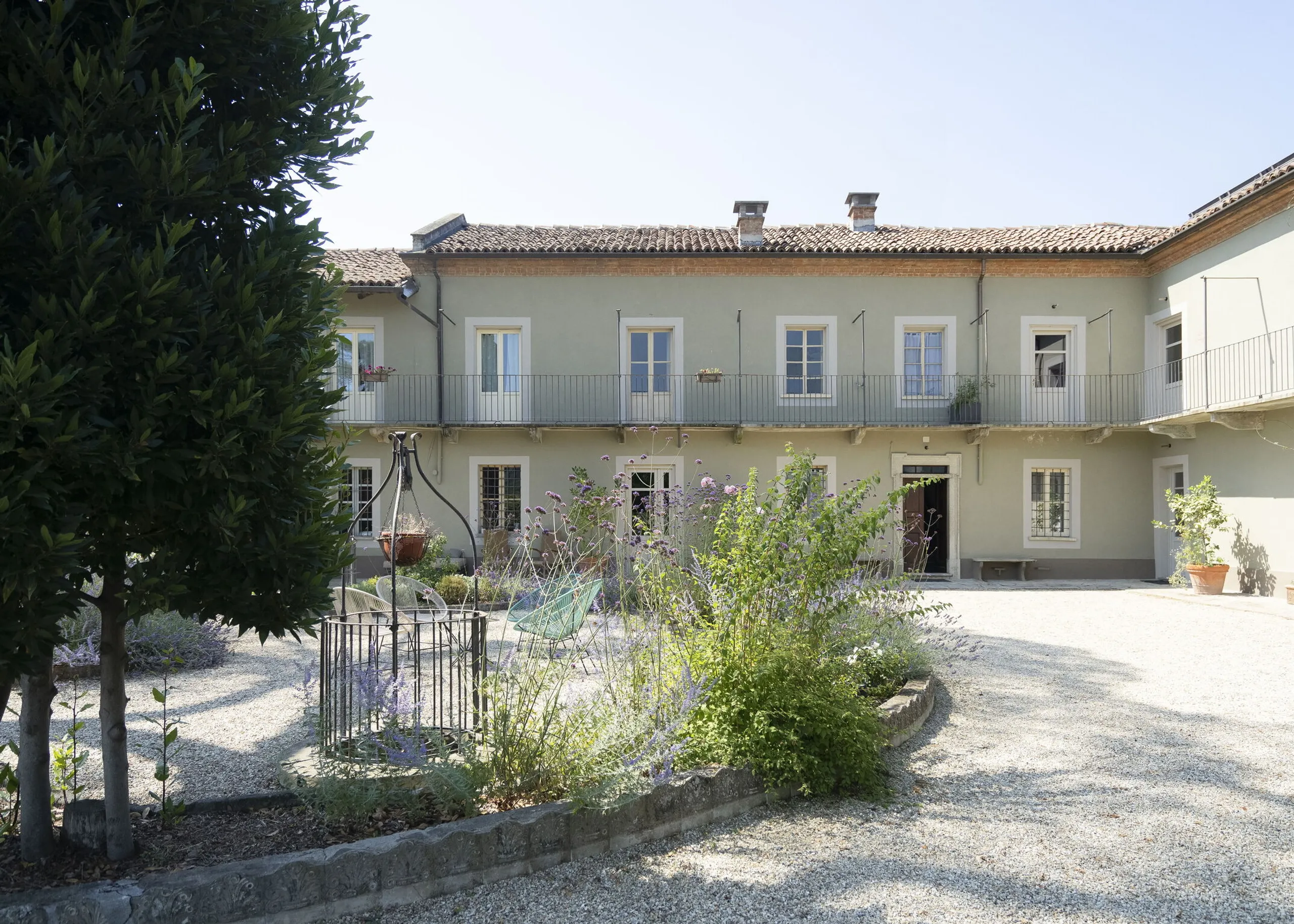 Tuscan-Style Villa with Infinity-Edge Pool & Garden Oasis — photograph 7