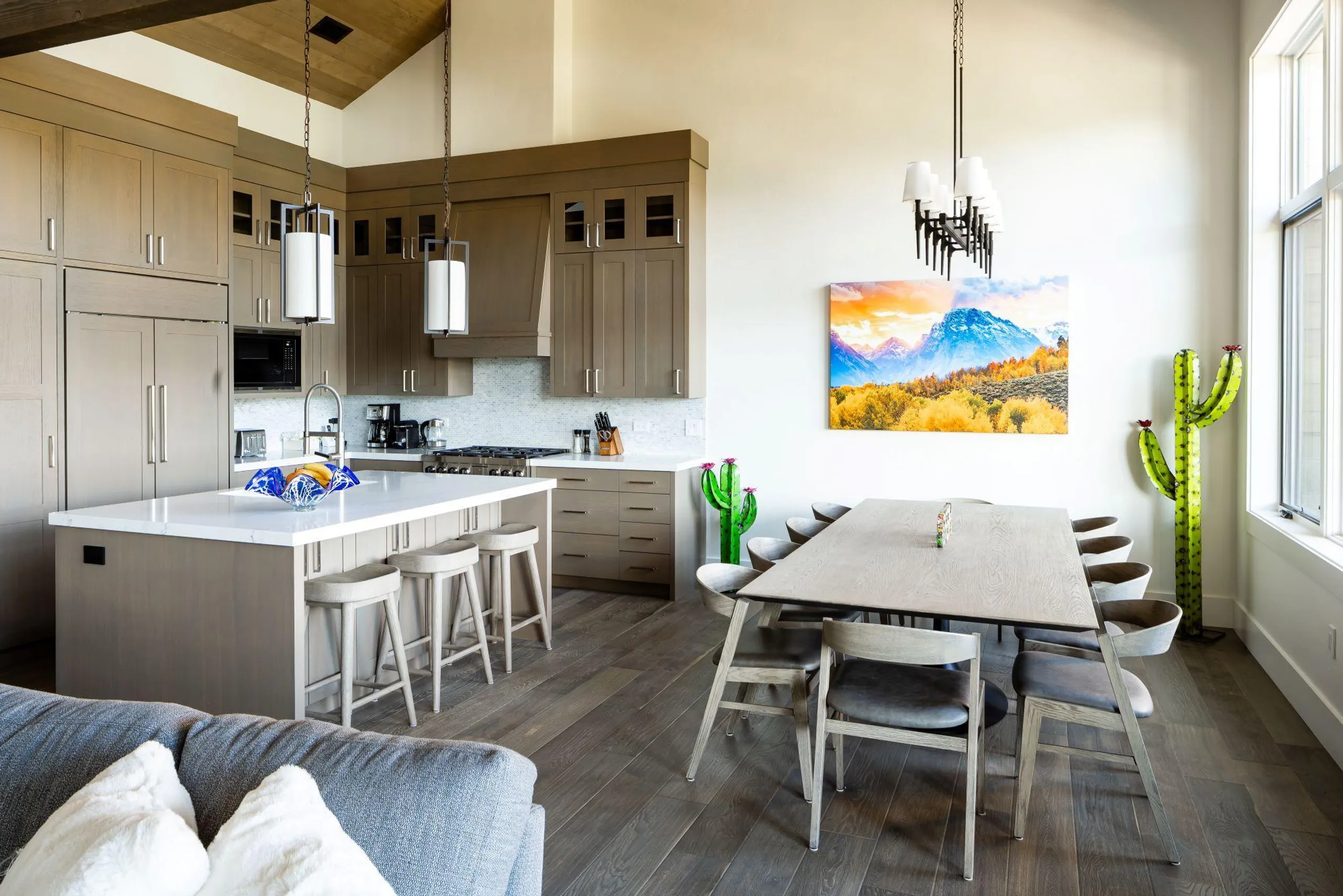 Big Sky Vista Residence with Breathtaking Mountain Views, Fire Pit and Hot Tub — photograph 4