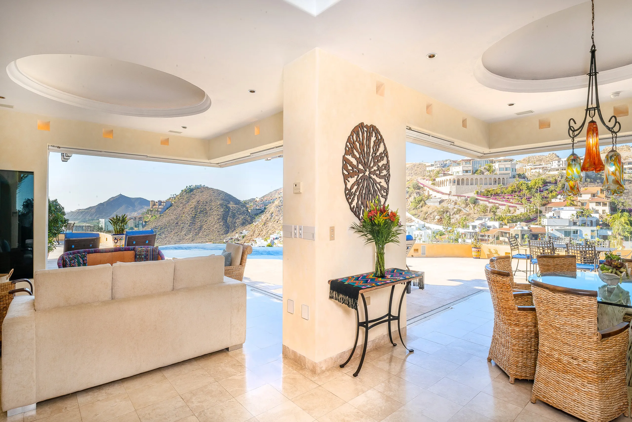 Sensational Hillside Villa with Infinity Pool and Expansive Views — photograph 7