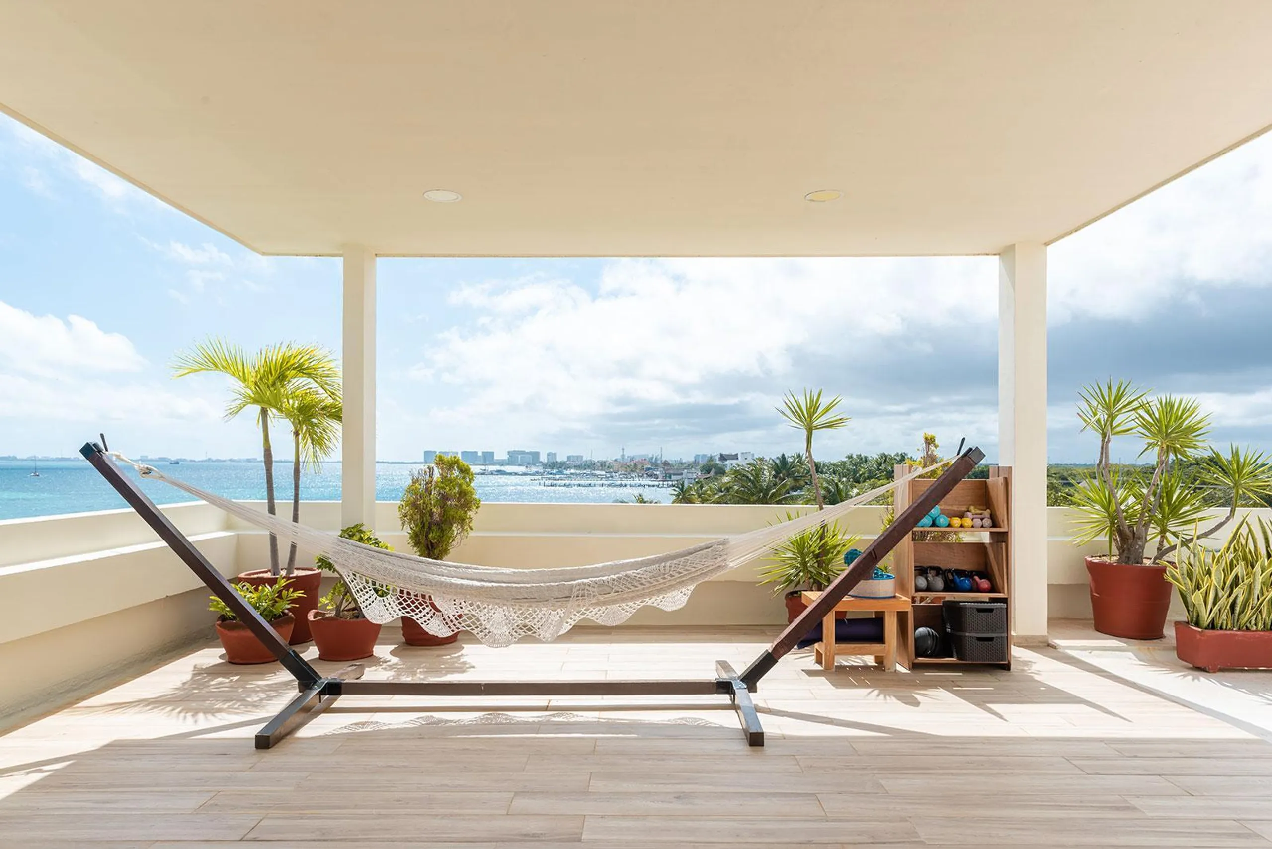 Pristine Facade Oasis with Ocean-Facing Pool — photograph 9
