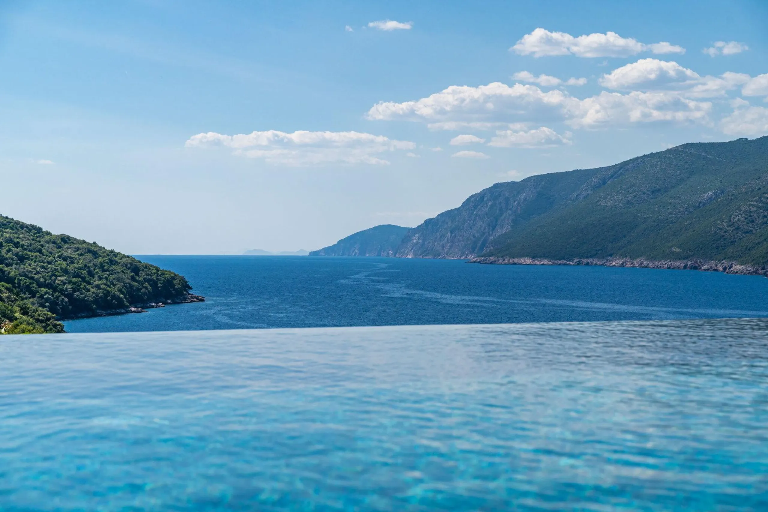Statuesque Villa with Infinity Pool and Mesmerizing Blue Waters of the Adriatic Sea — photograph 3