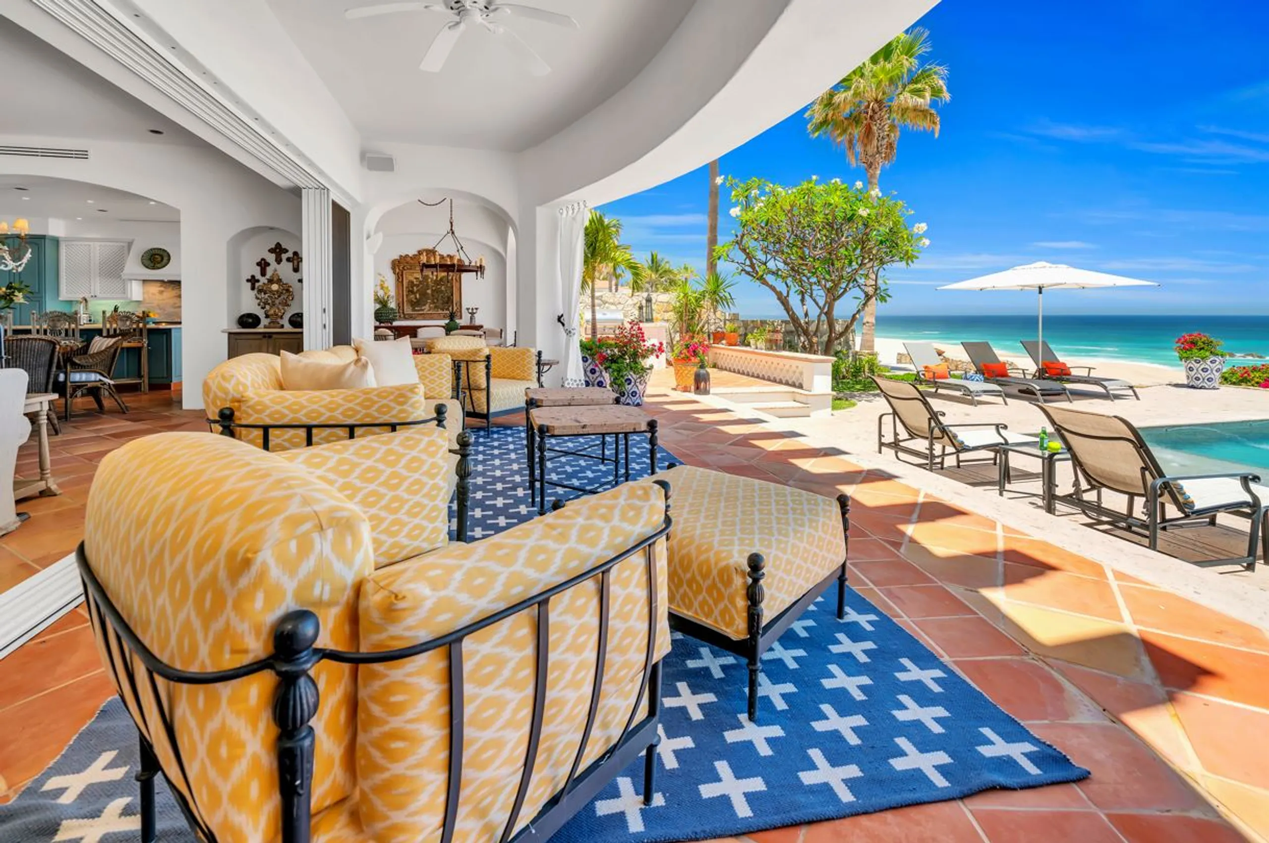 Invigorating Beachfront Villa with Private Infinity Pool, Resort Access and Sea Views — photograph 9