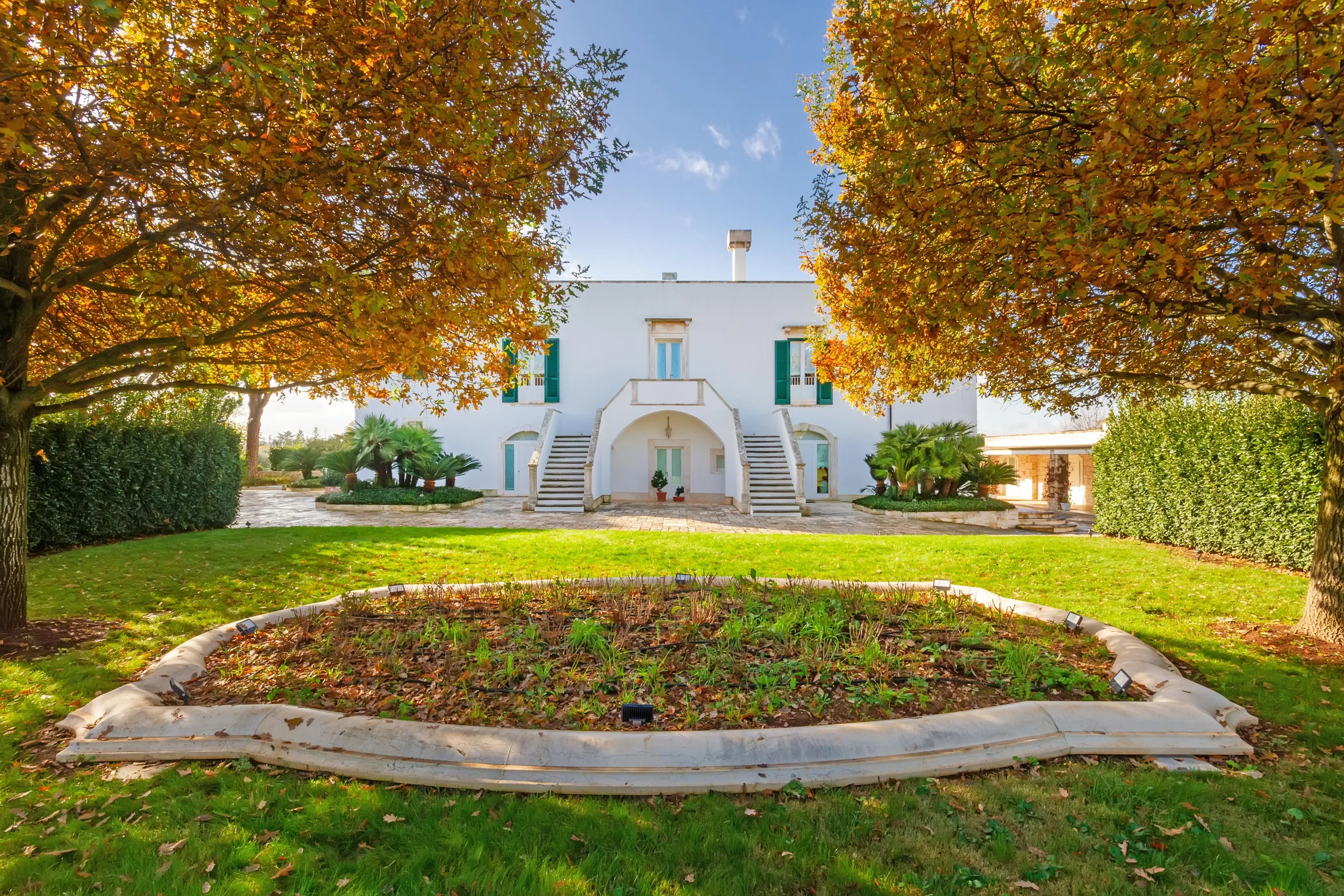 Majestic Apulia Estate with Gorgeous Pool and Exhilarating Views — photograph 12
