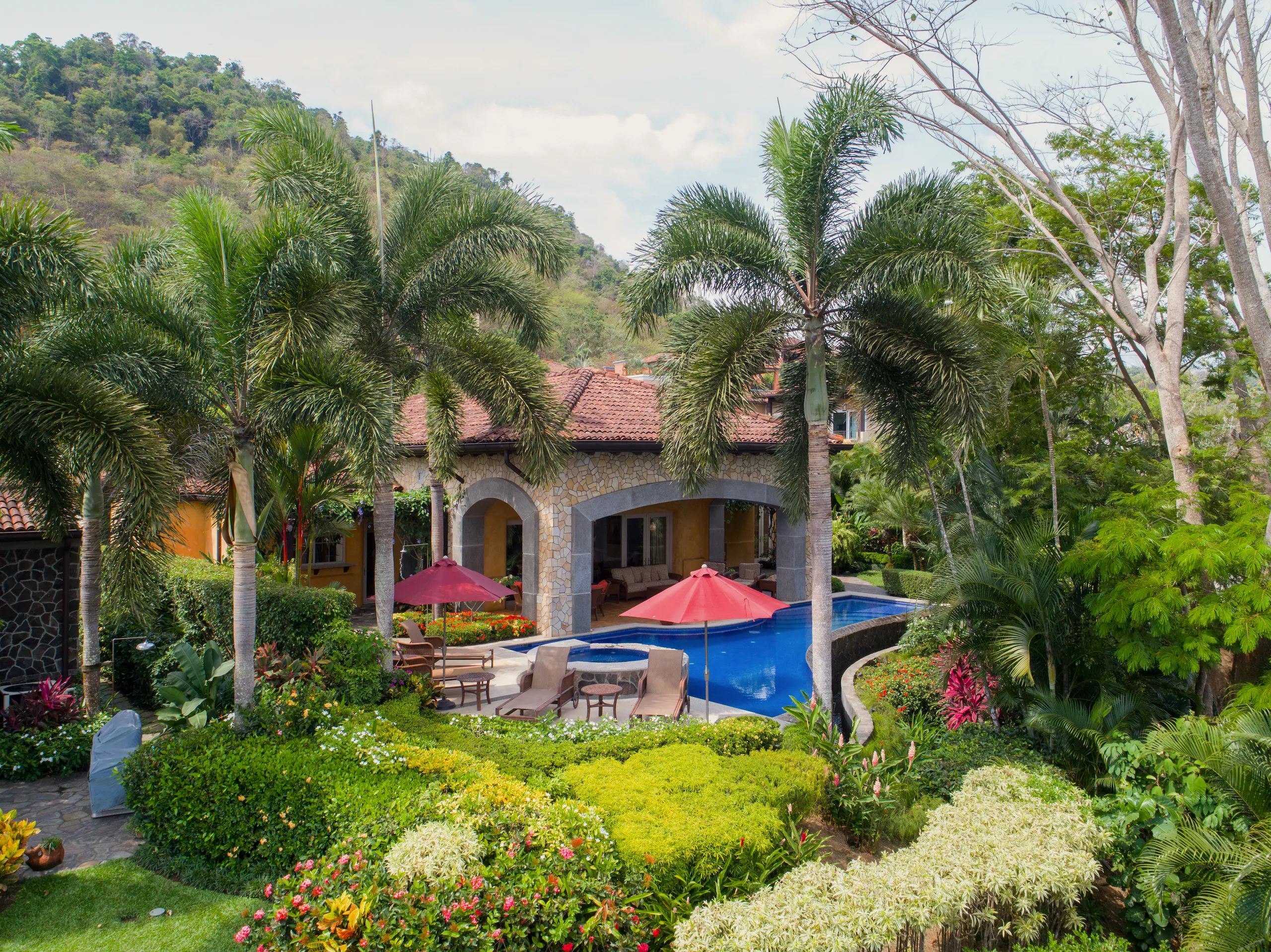 Spanish Colonial Villa in Altamira with Infinity Pool & Stunning Pacific Views, Los Suenos