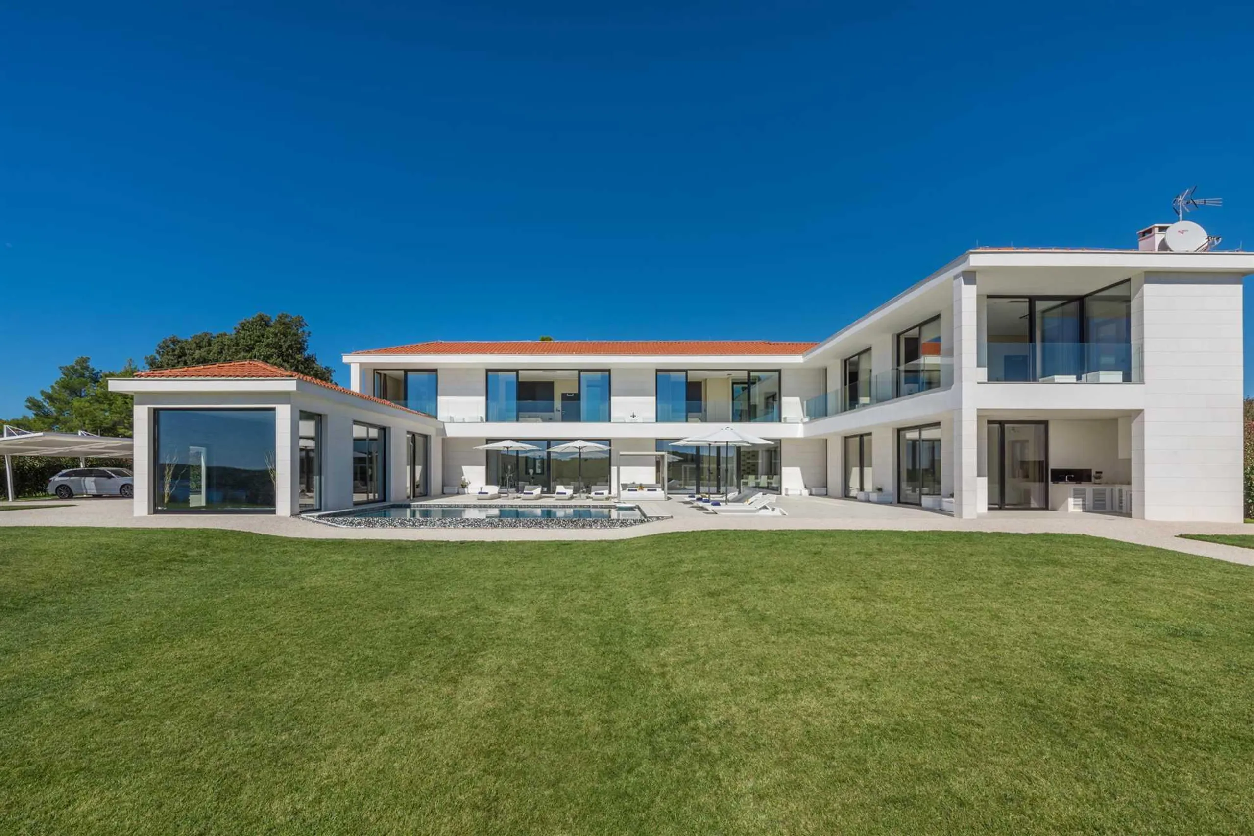 Elegantly Appointed 5-Bedroom Villa with Heated Pool, Private Beach and Jacuzzis — photograph 10