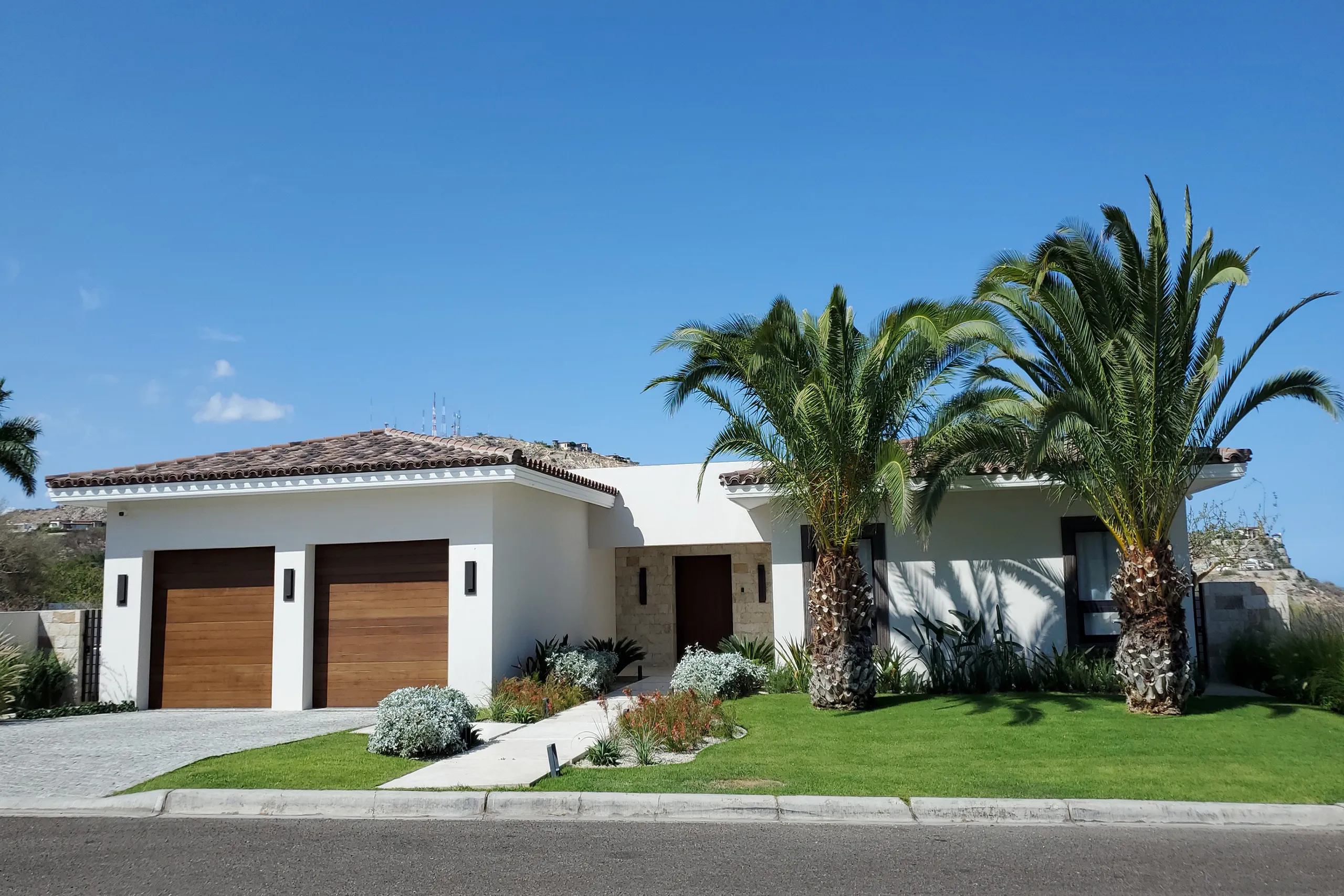 Elegant and Modern Pamilla Estate with Pool and Gorgeous Views — photograph 3