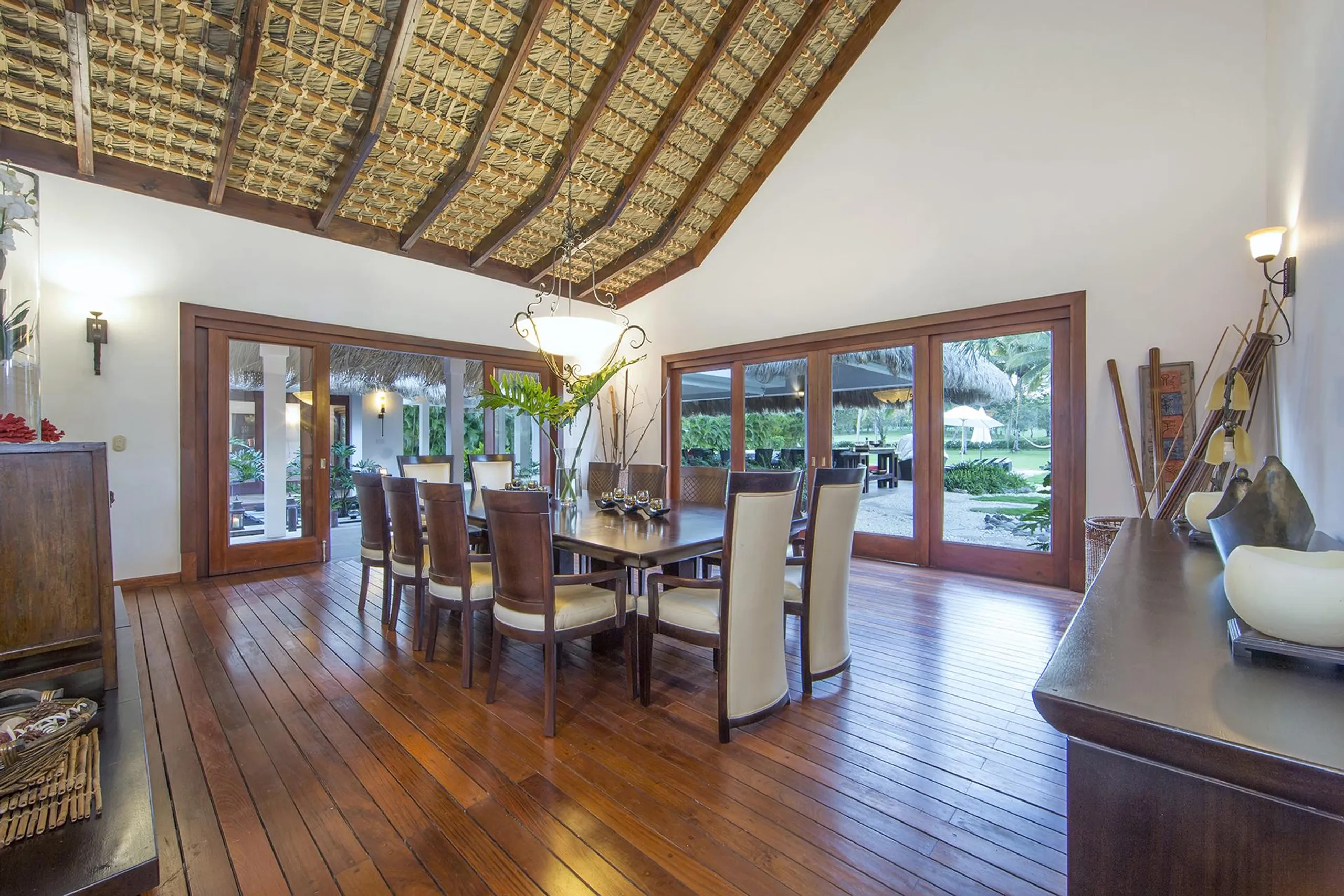Breathtaking 7BR Villa with Private Pool and Minitas Beach Nearby — photograph 6