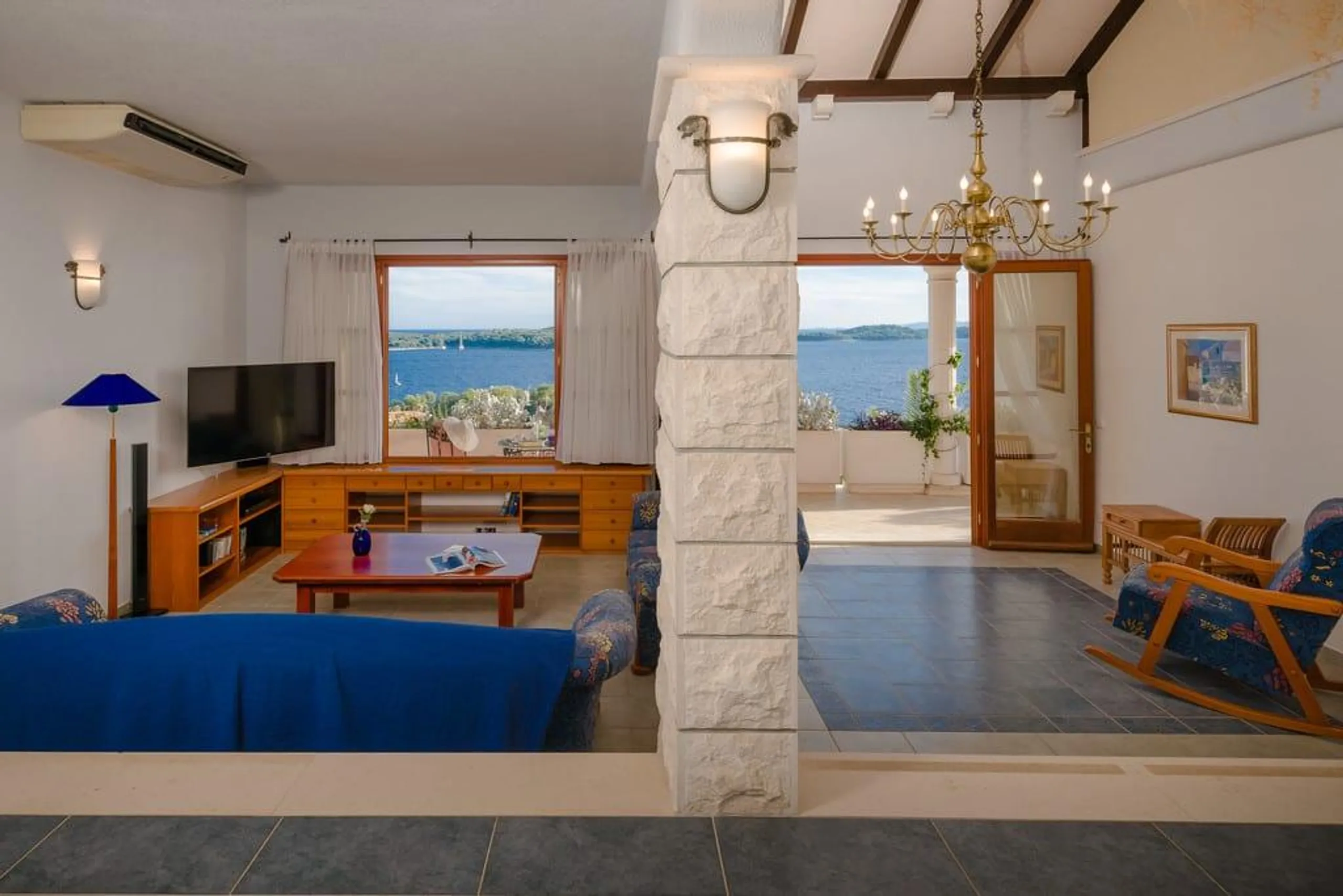 Majestic Hvar Villa with Stunning Panoramic View — photograph 10