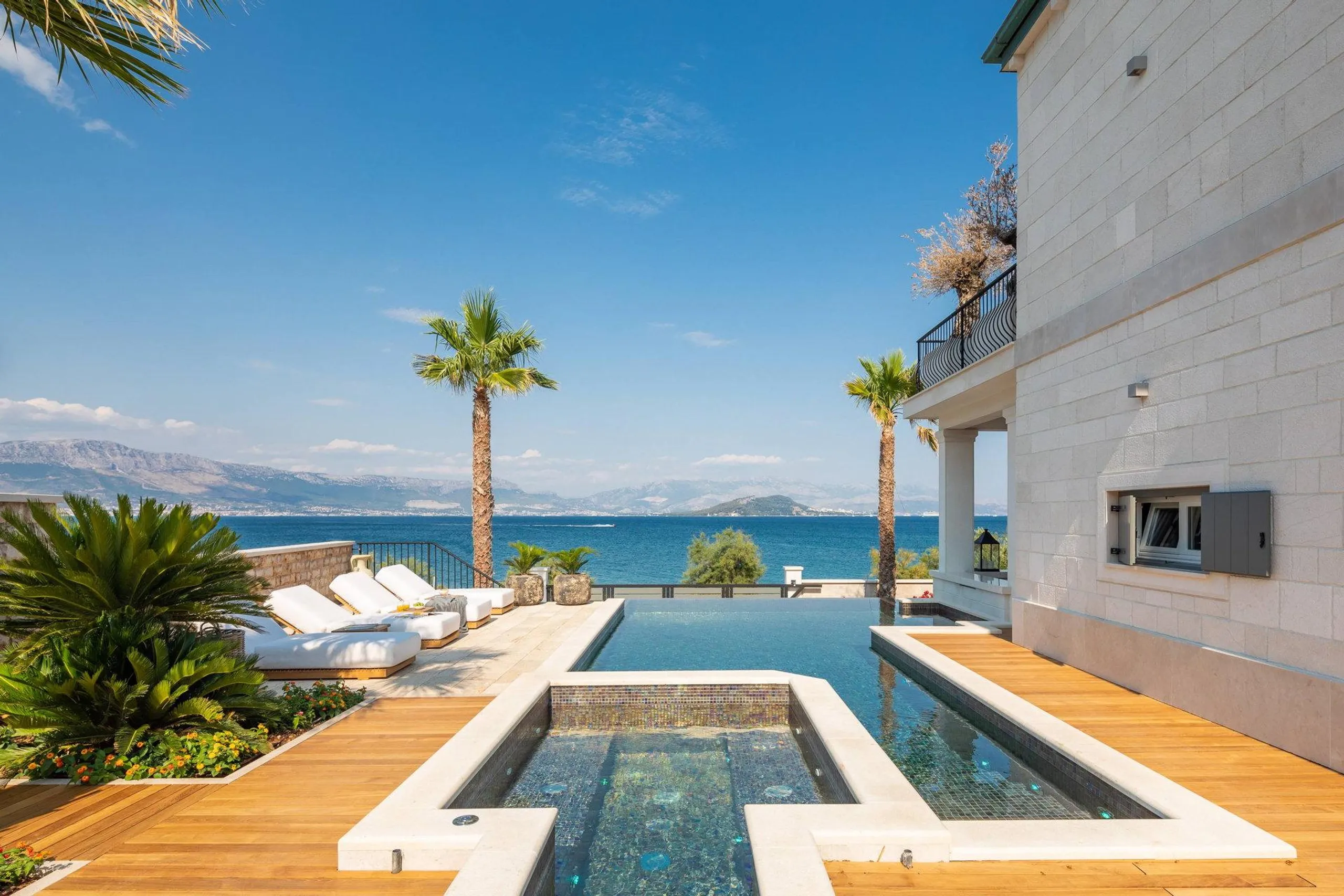 Chic Luxurious Villa with Spectacular Sea Views and Infinity Pool — photograph 2