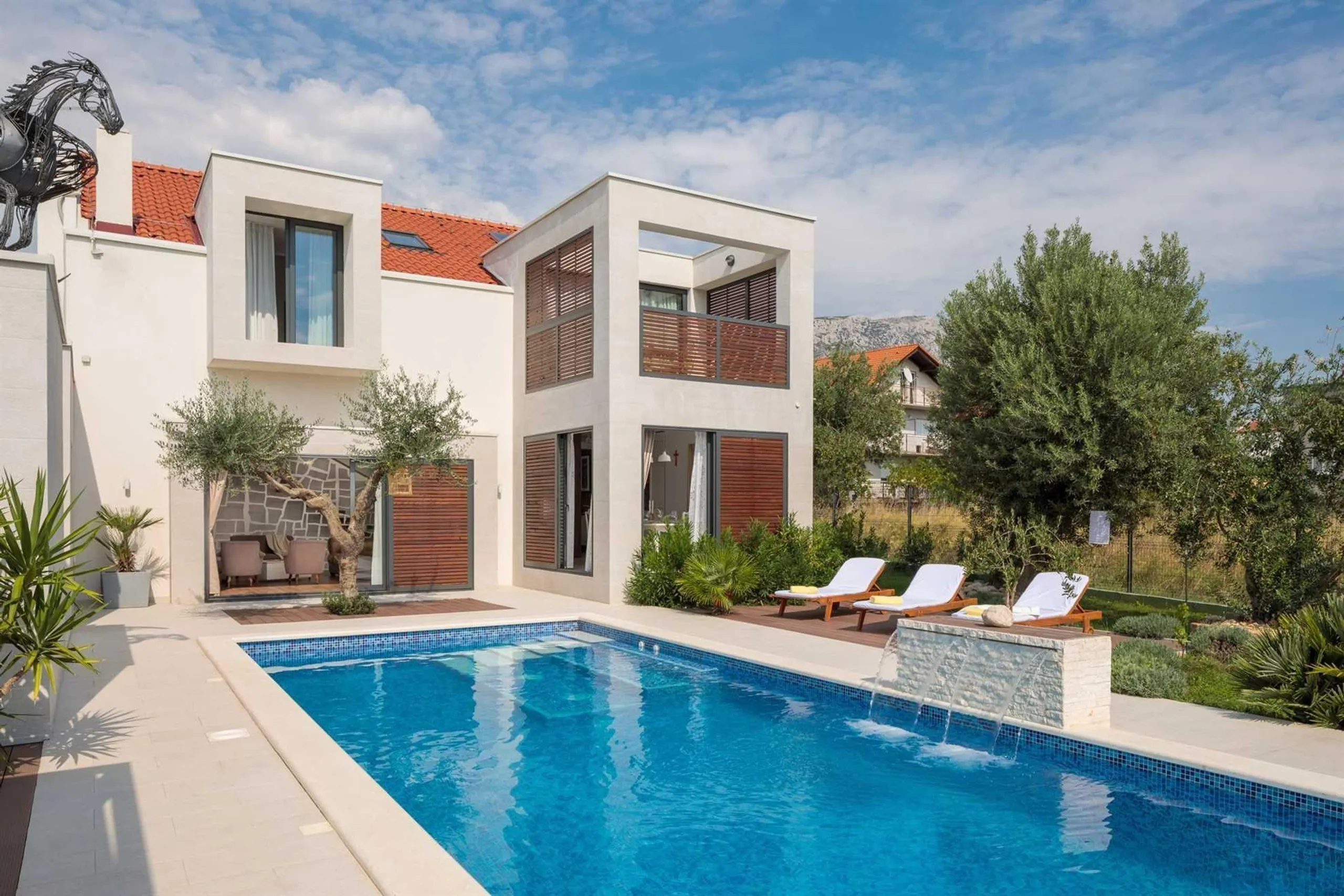 Gleaming Newly Built Villa with Private Pool, and near Split's UNESCO Heritage Sites — photograph 2