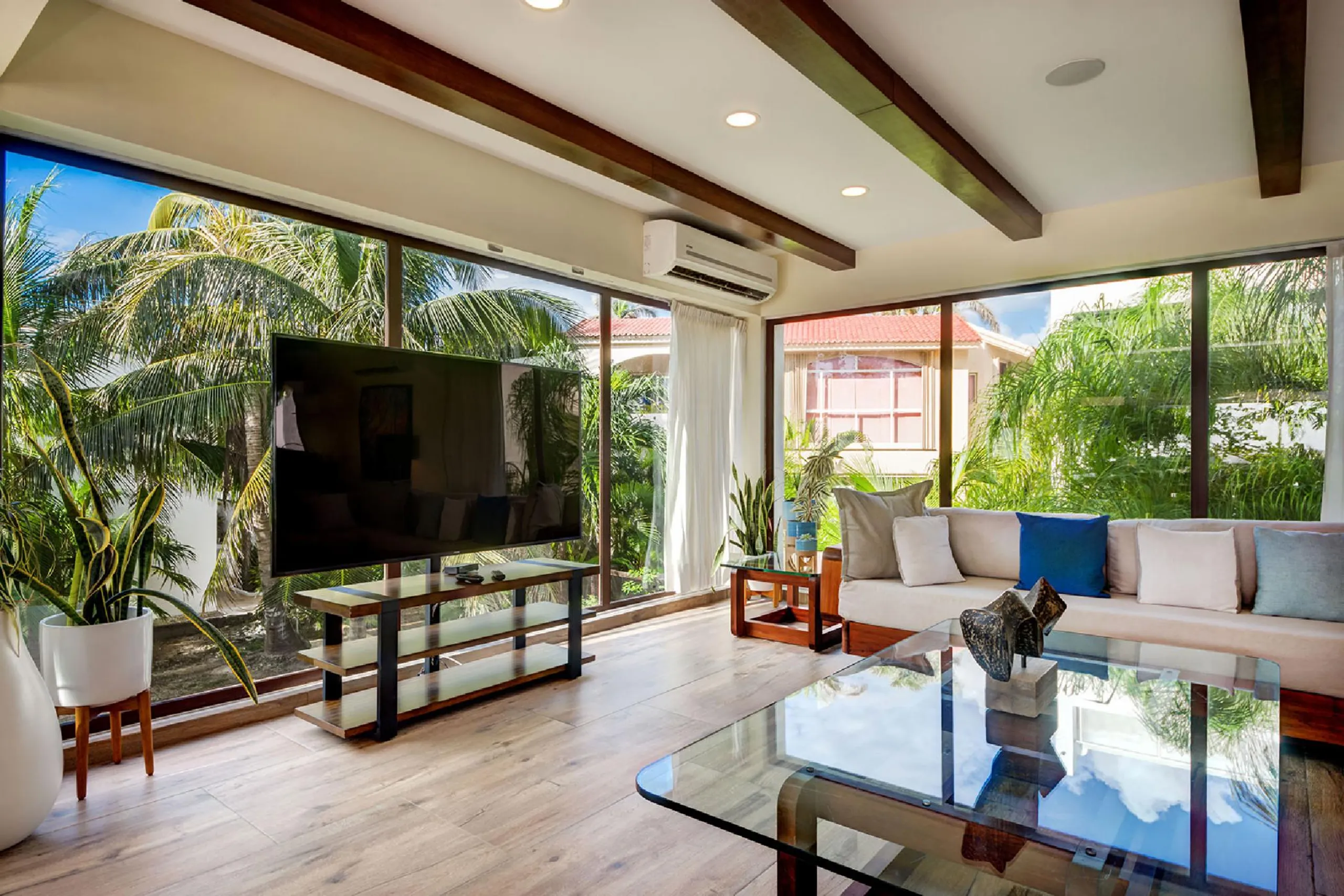 Luxury Playa del Carmen Villa with Infinity Pool and Ocean Views — photograph 8