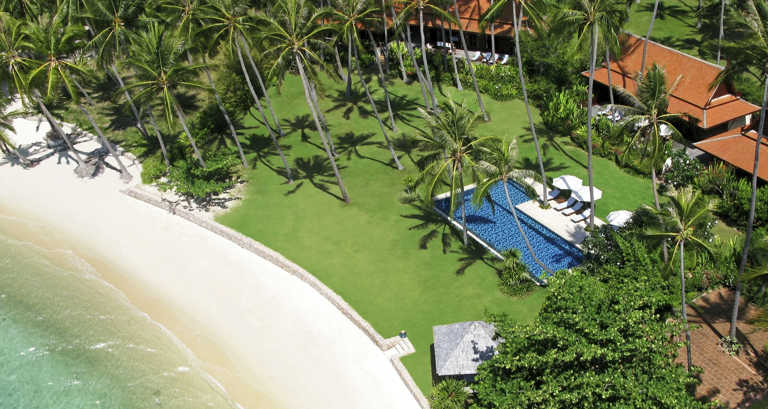 Radiant 9BR Beachfront Estate with Private Tennis Court and 20 Meter Pool — photograph 7