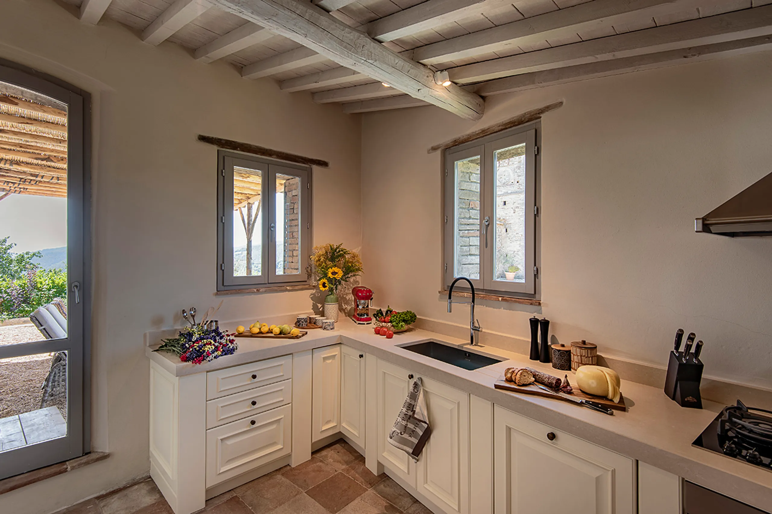 Opulent Perugian Charm with Private Pool and Overlooking Mountain Views — photograph 11