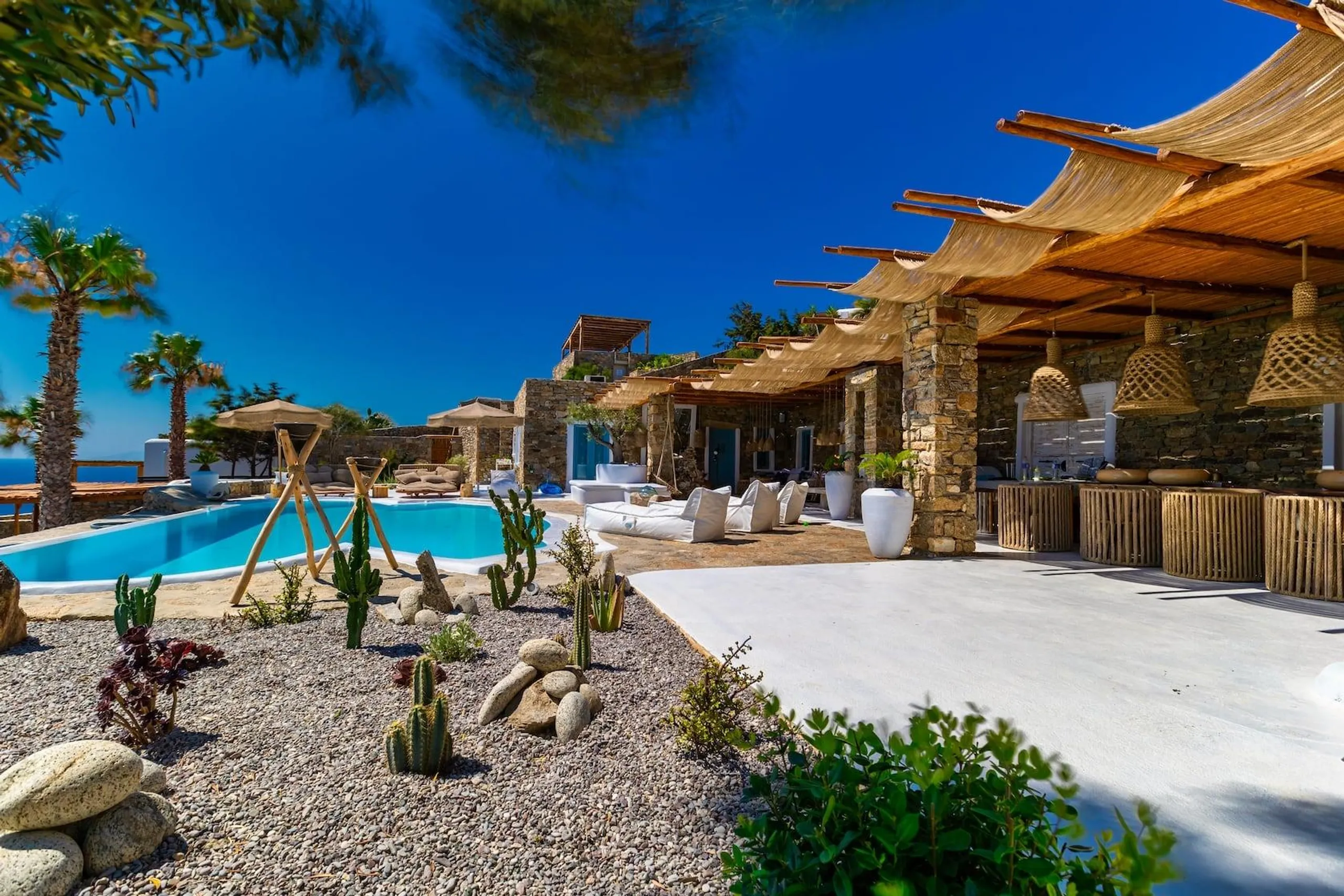 Decorative Beachfront Villa in Mykonos with Infinity Pool — photograph 5